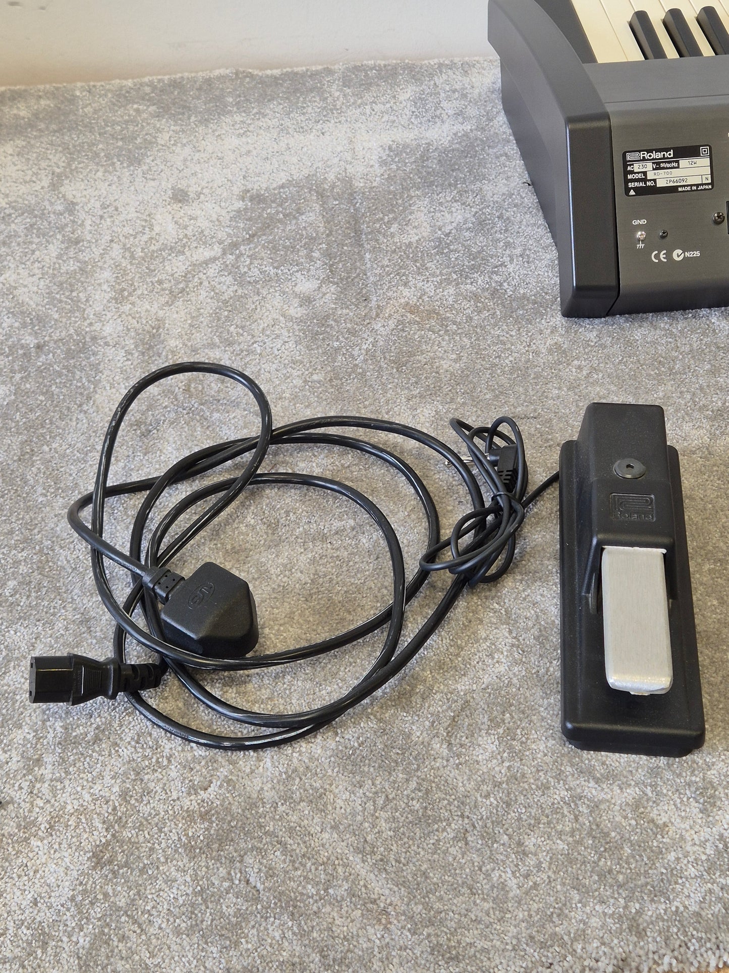 Roland RD-700 - Digital Stage Piano (Read Description)