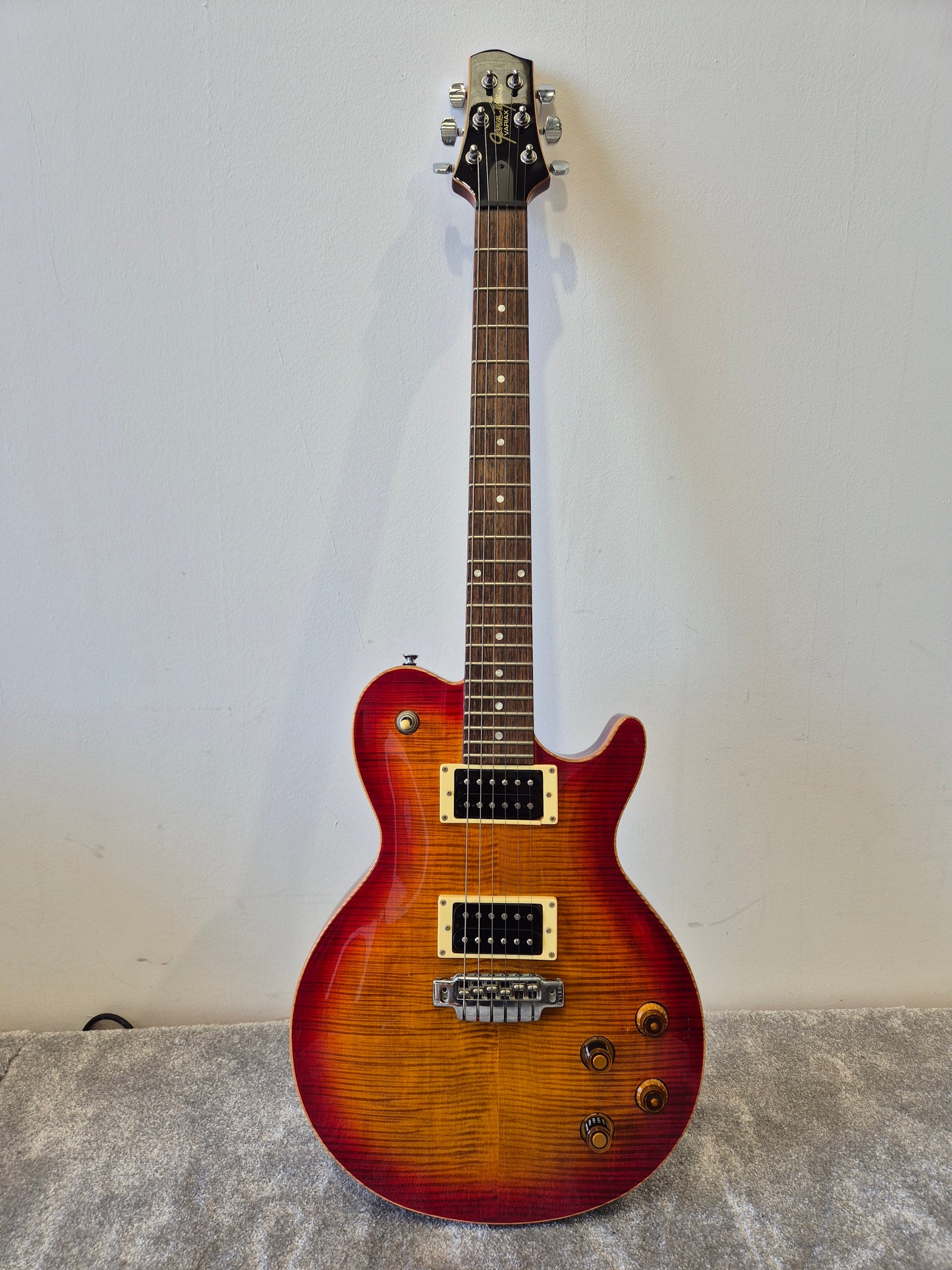 Line 6 James Tyler Variax JTV-59 - Electric Guitar w/ Soft Gig Bag
