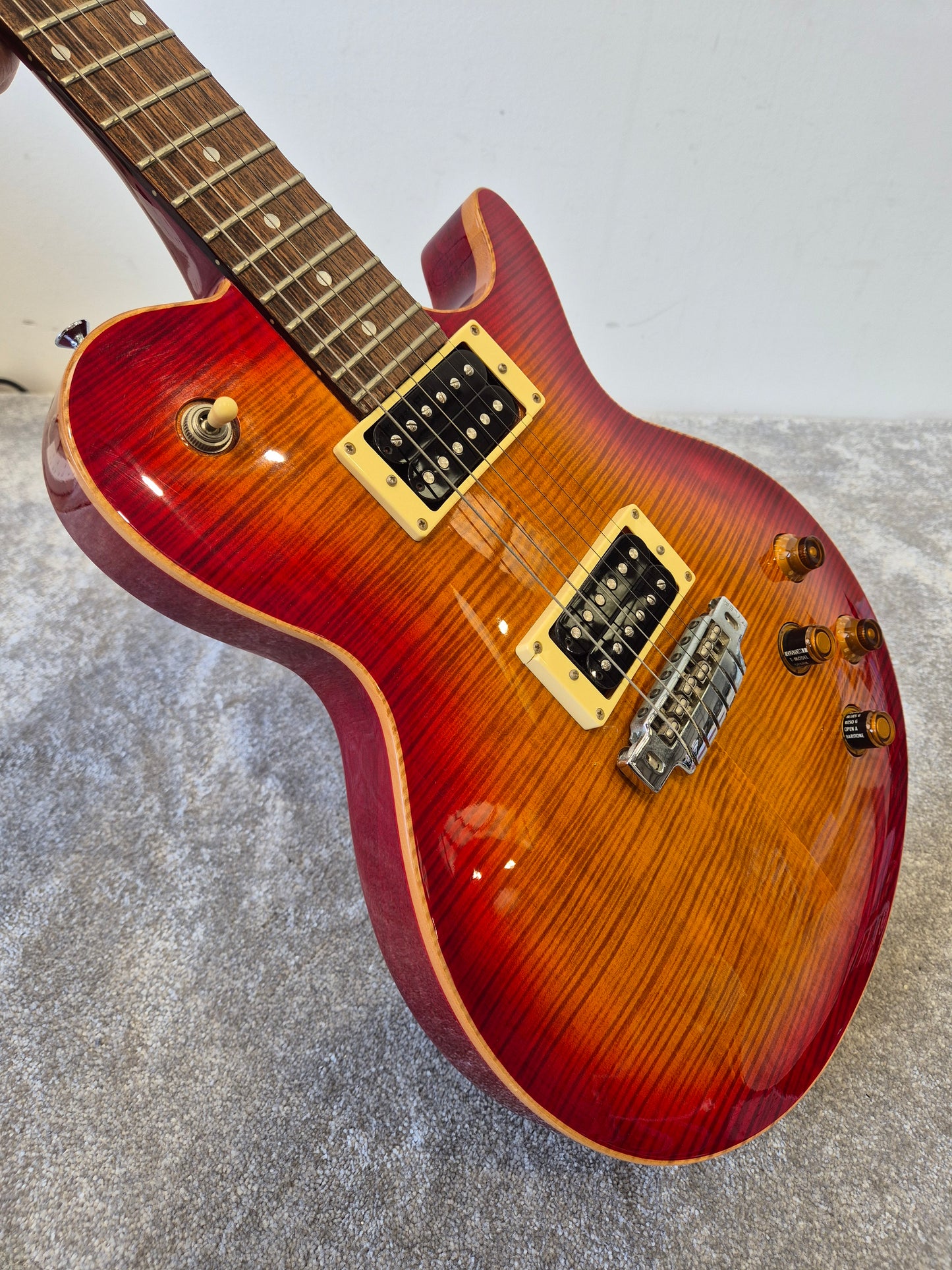 Line 6 James Tyler Variax JTV-59 - Electric Guitar w/ Soft Gig Bag