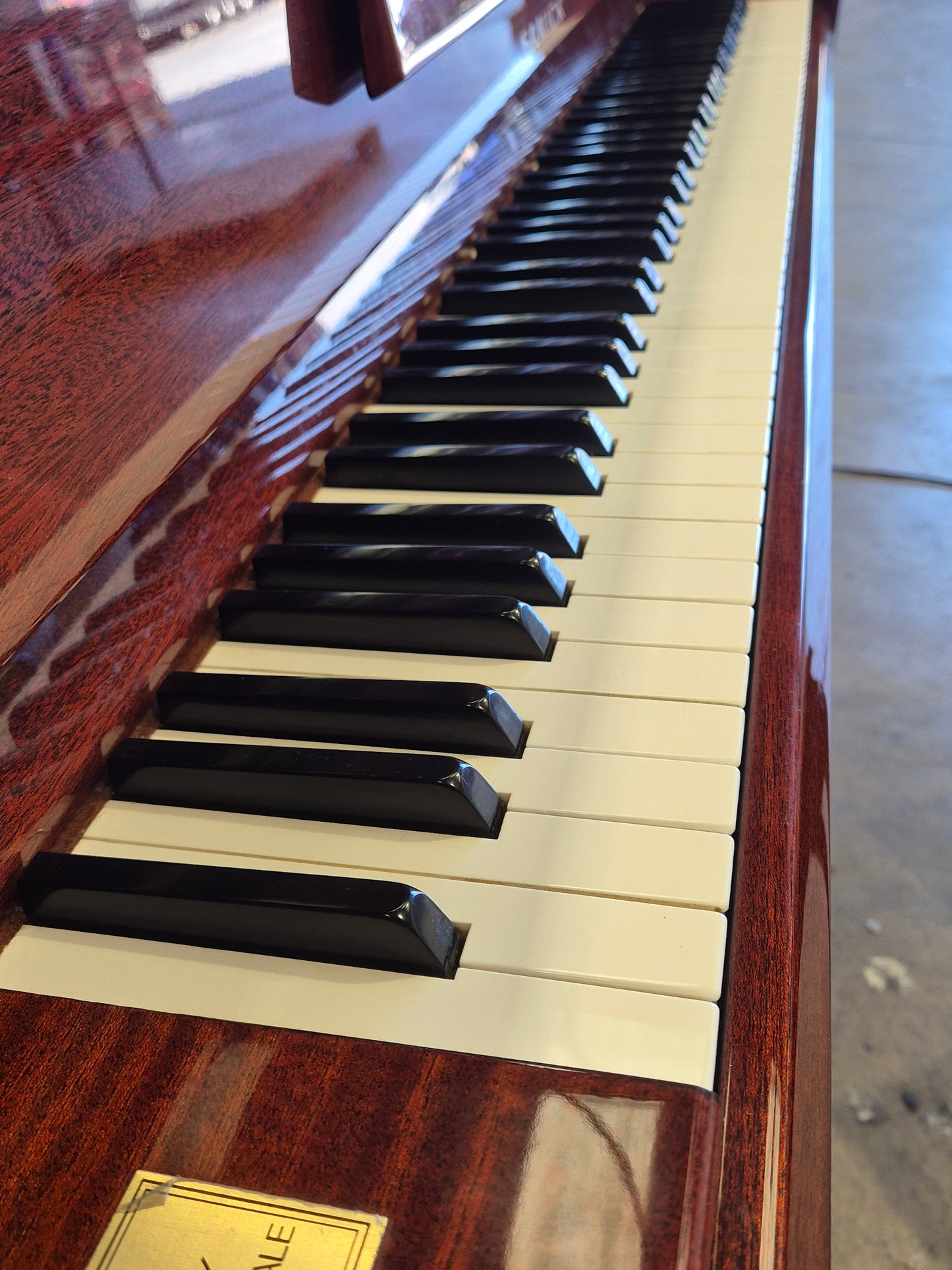 Samick SU-105 - Console Upright Piano w/ Stool - Excellent