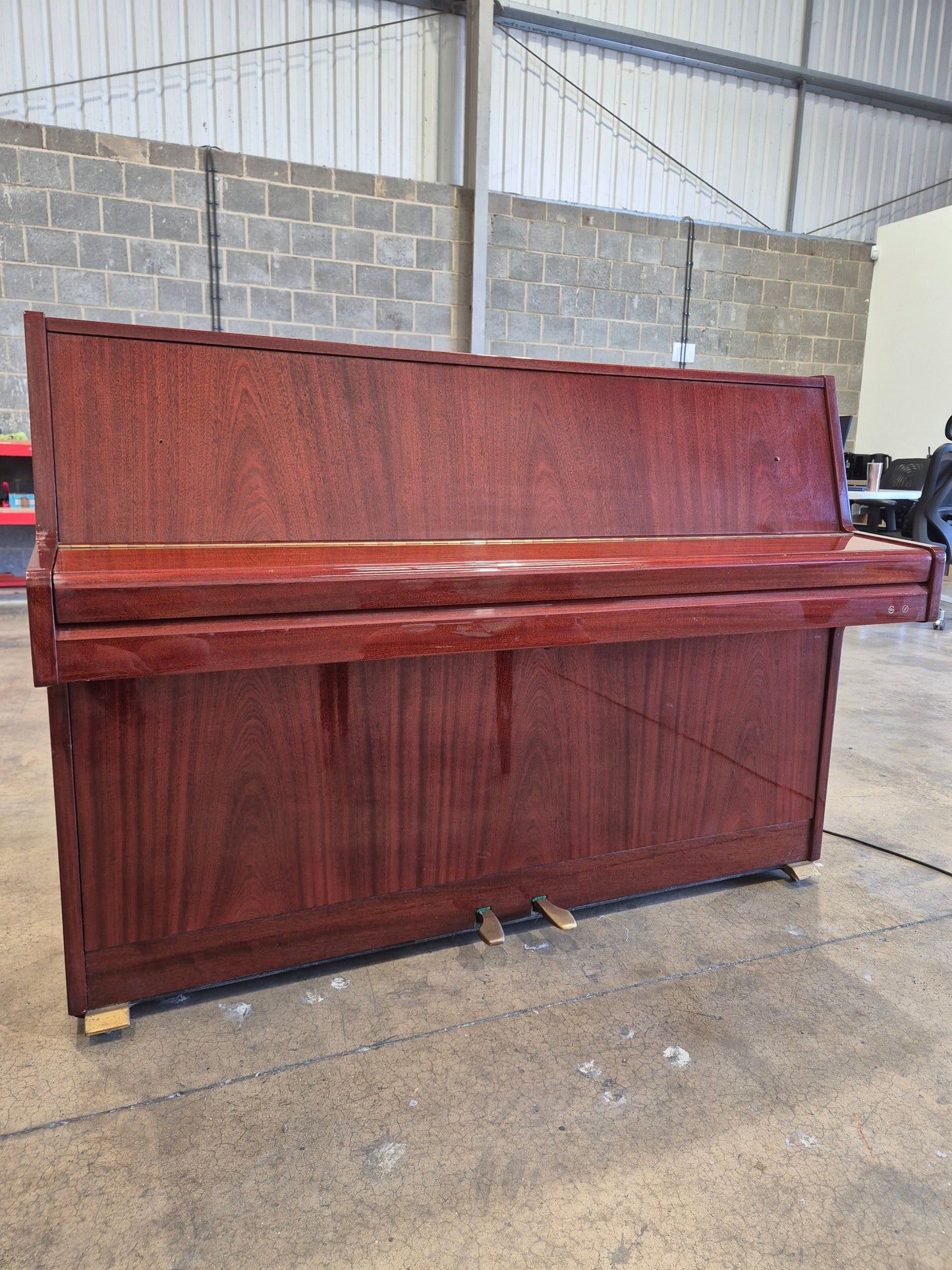 Samick SU-105 - Console Upright Piano w/ Stool - Excellent