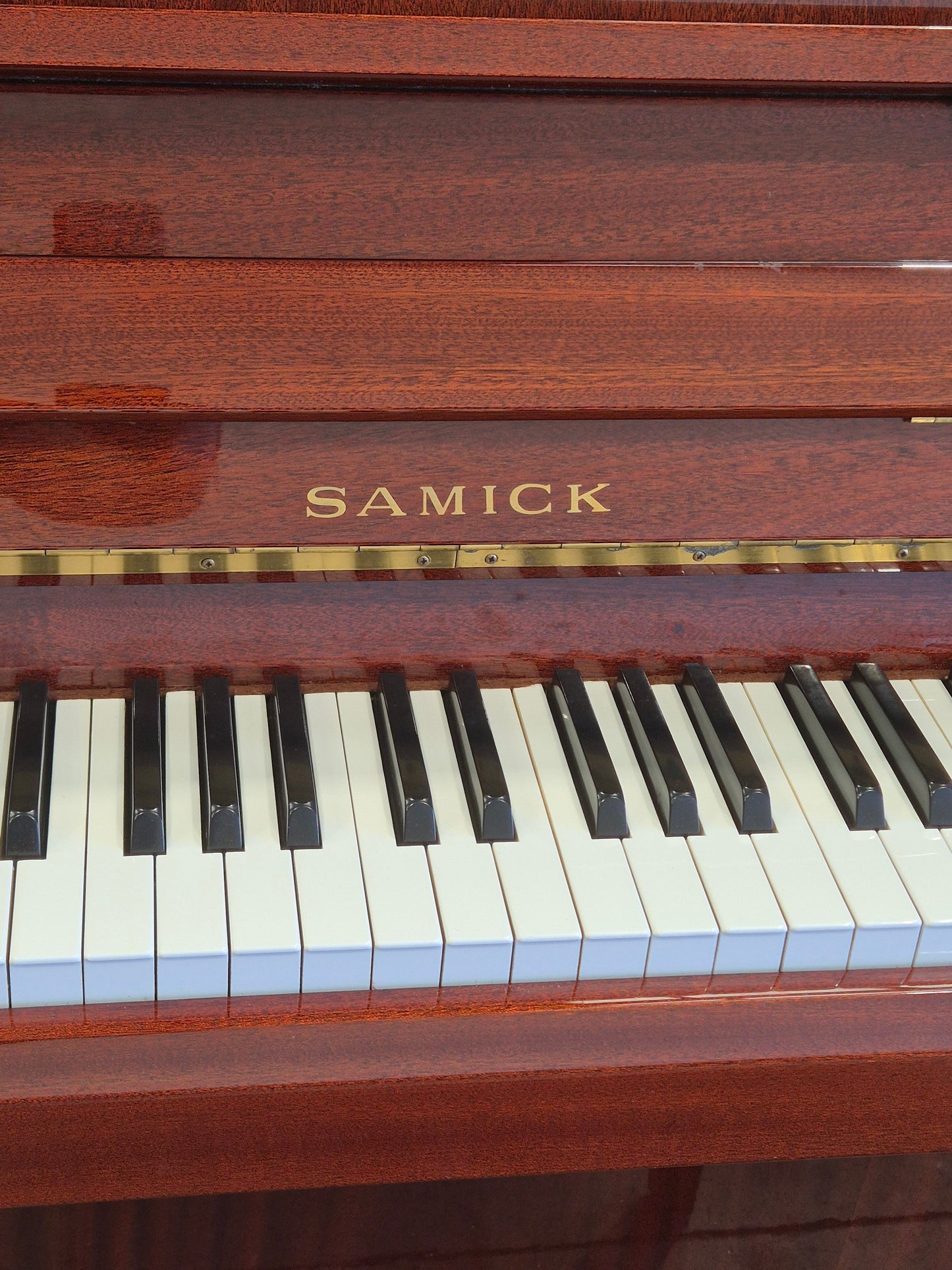 Samick SU-105 - Console Upright Piano w/ Stool - Excellent