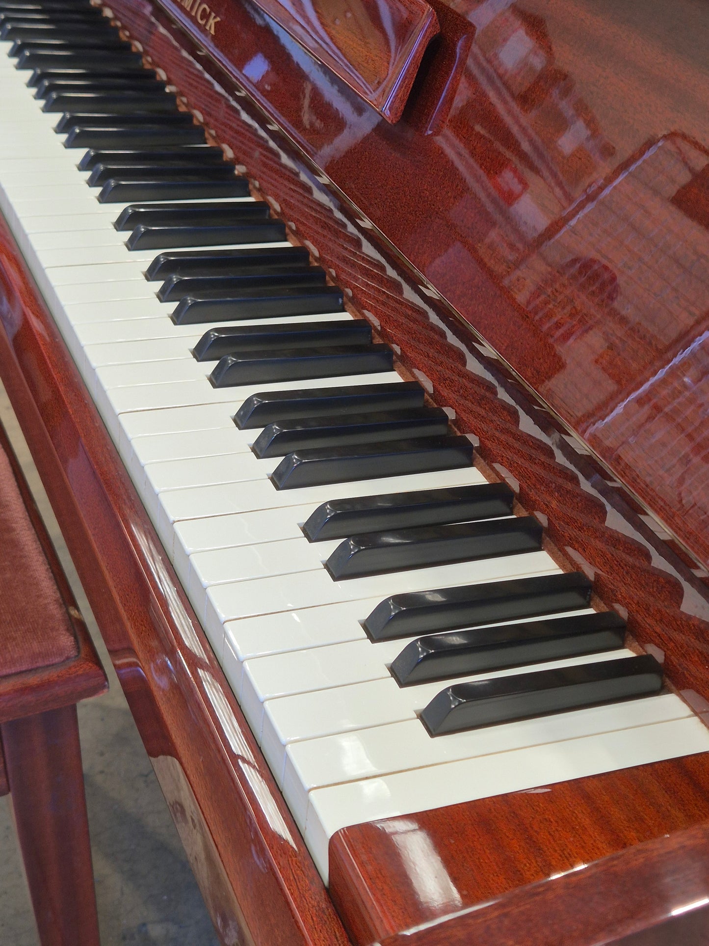 Samick SU-105 - Console Upright Piano w/ Stool - Excellent