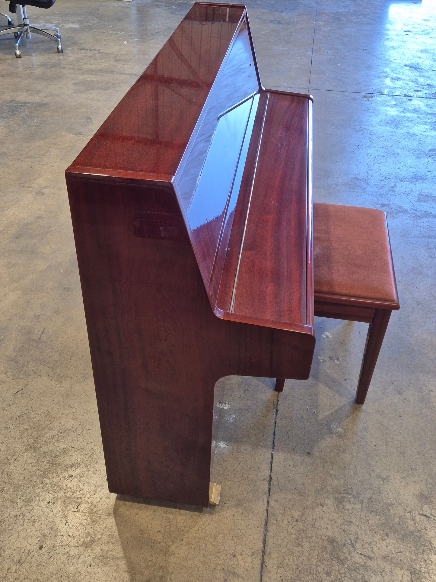 Samick SU-105 - Console Upright Piano w/ Stool - Excellent