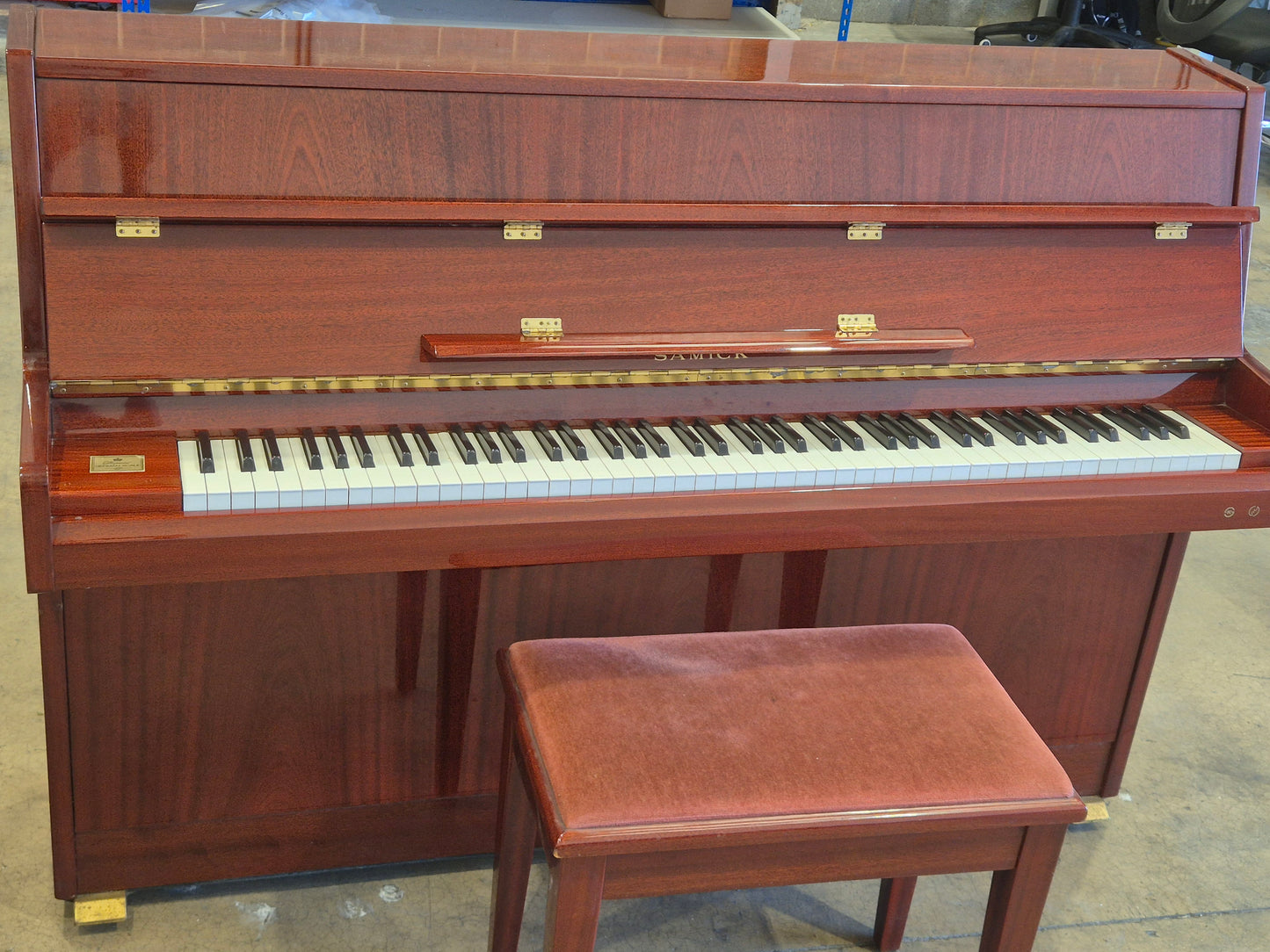 Samick SU-105 - Console Upright Piano w/ Stool - Excellent