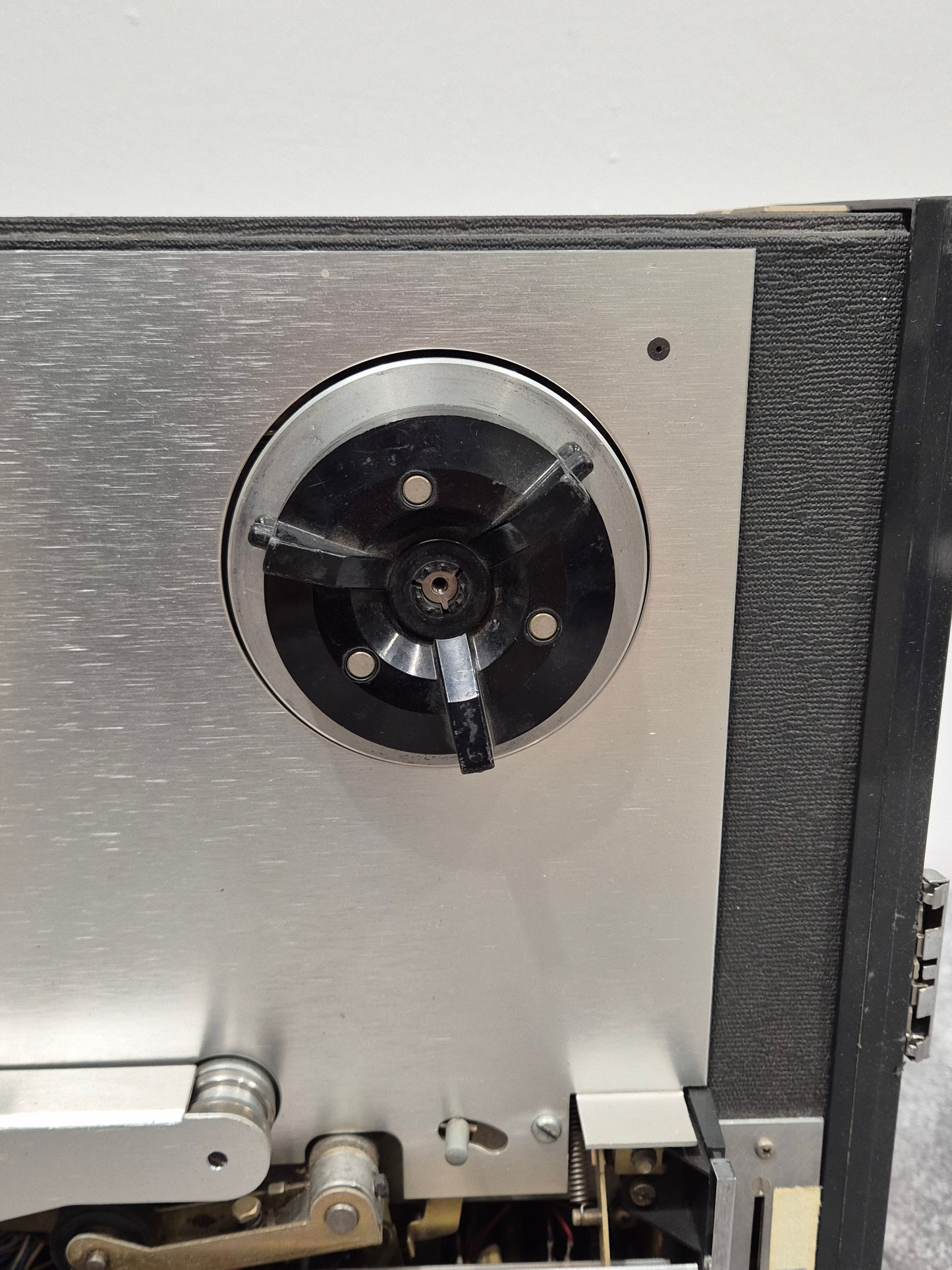 Revox HS77 Reel-to-Reel Tape Recorder - High-Quality Audio, Durable Design - Good w/ Hard Case