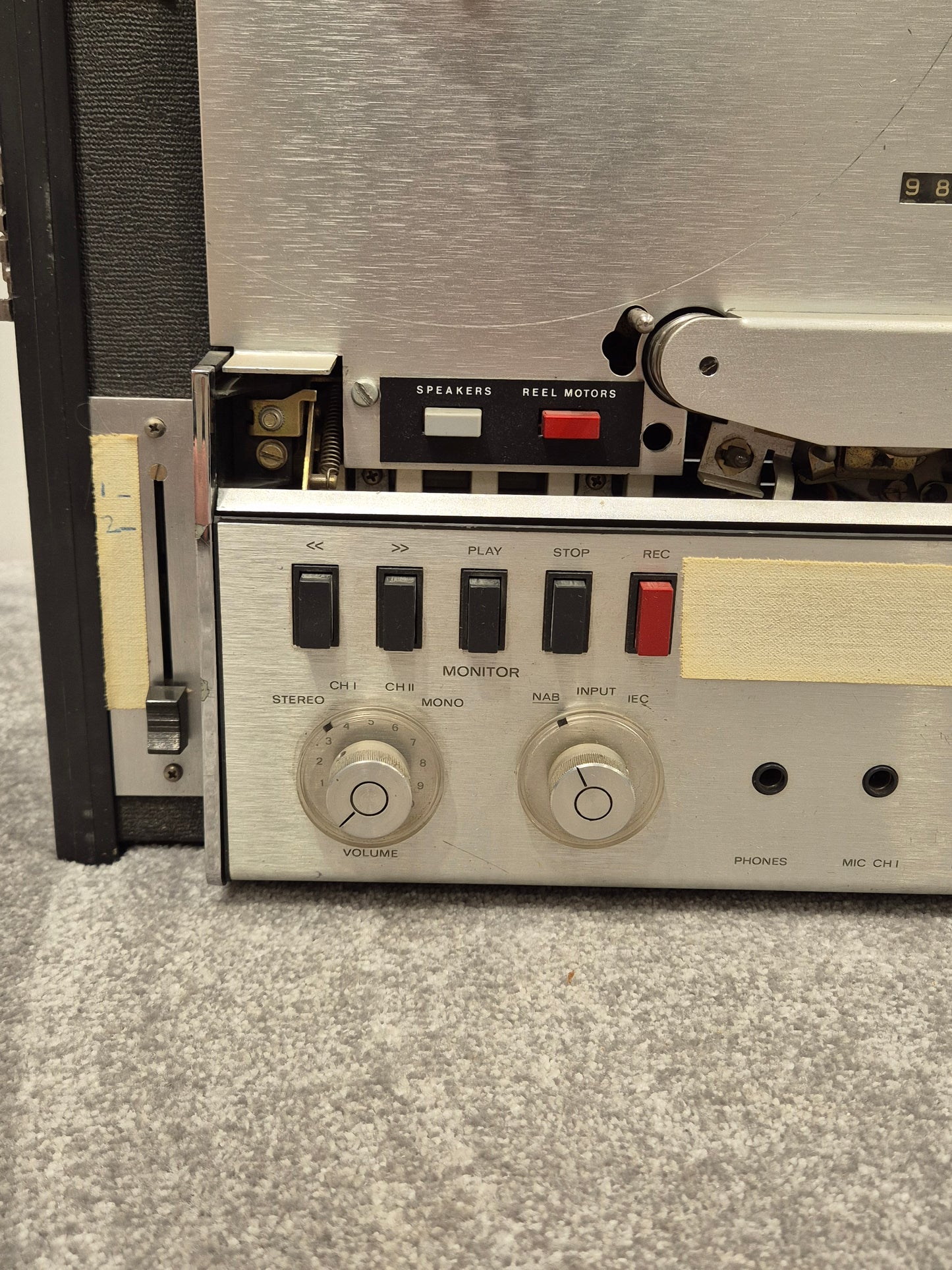 Revox HS77 Reel-to-Reel Tape Recorder - High-Quality Audio, Durable Design - Good w/ Hard Case
