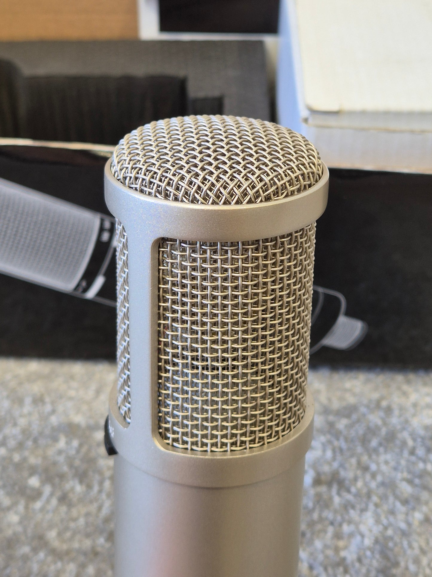 sE Electronics sE2000 - Condenser Microphone w/ Original Box - Excellent Condition