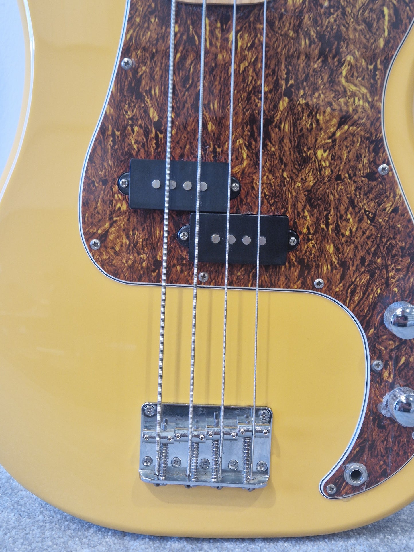 Chord 4 String Bass Guitar – Classic P Bass Design, Reliable Hardware- Excellent