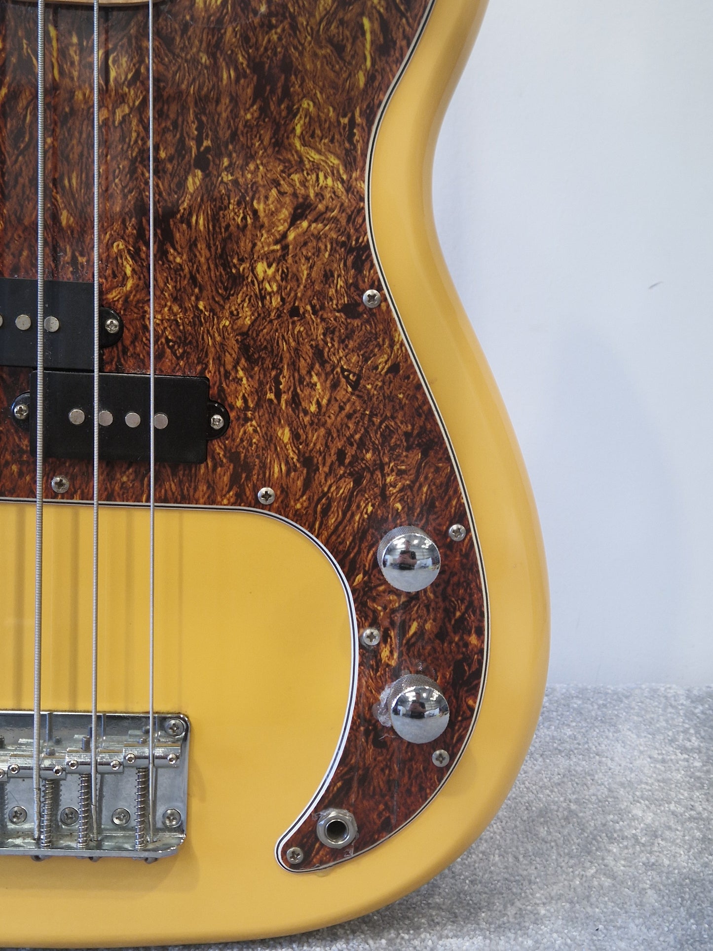 Chord 4 String Bass Guitar – Classic P Bass Design, Reliable Hardware- Excellent
