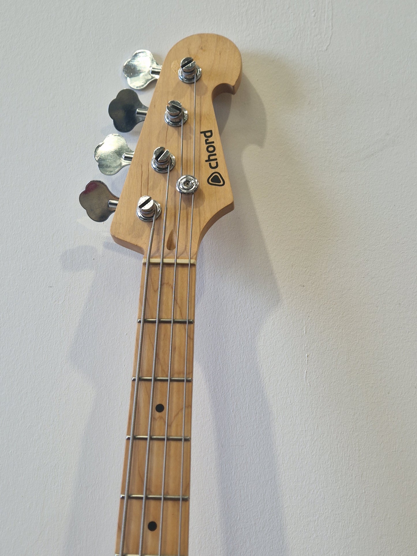 Chord 4 String Bass Guitar – Classic P Bass Design, Reliable Hardware- Excellent