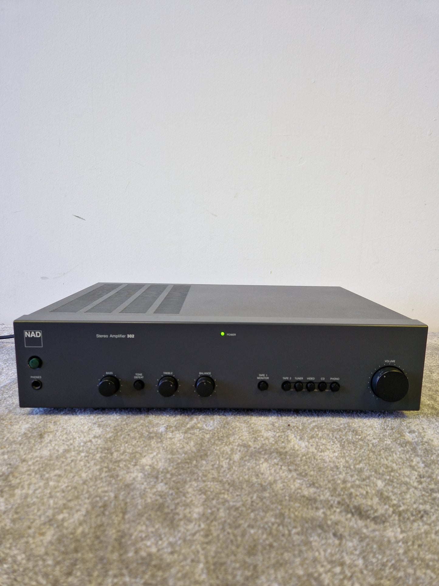 NAD 302 Stereo Integrated Amplifier – 25W Per Channel, Phono Stage, Tone Defeat – Very Good