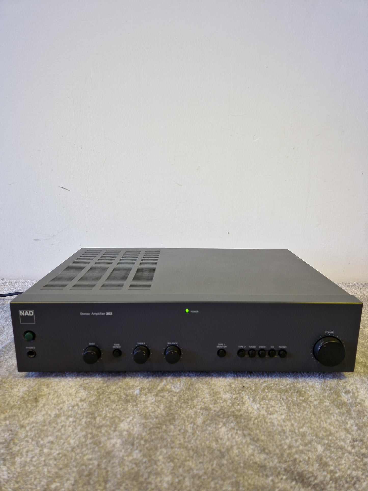 NAD 302 Stereo Integrated Amplifier – 25W Per Channel, Phono Stage, Tone Defeat – Very Good