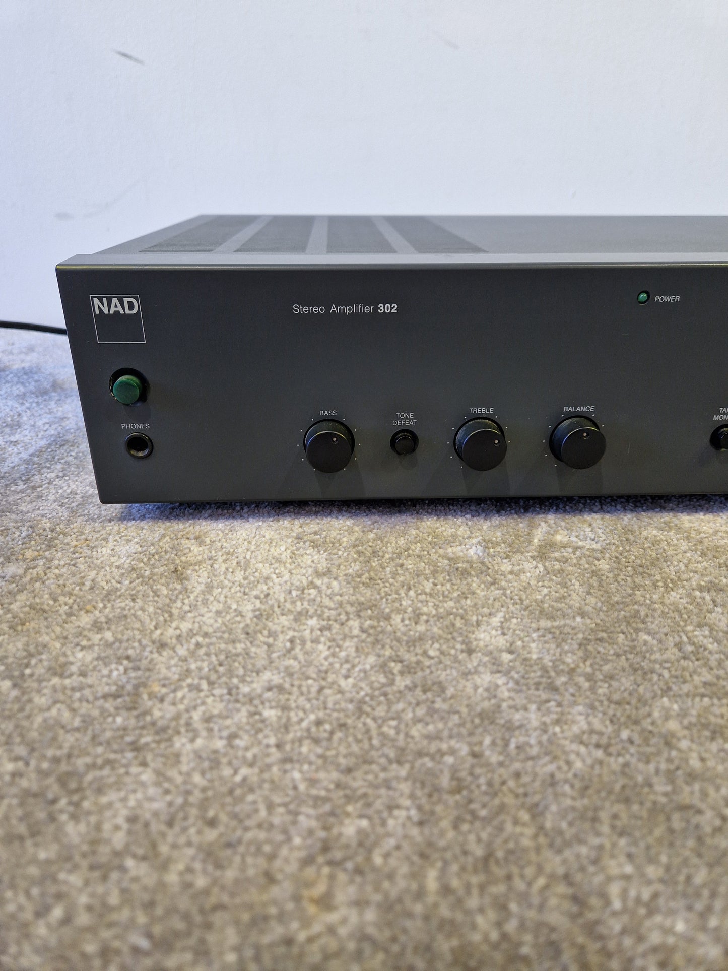 NAD 302 Stereo Integrated Amplifier – 25W Per Channel, Phono Stage, Tone Defeat – Very Good