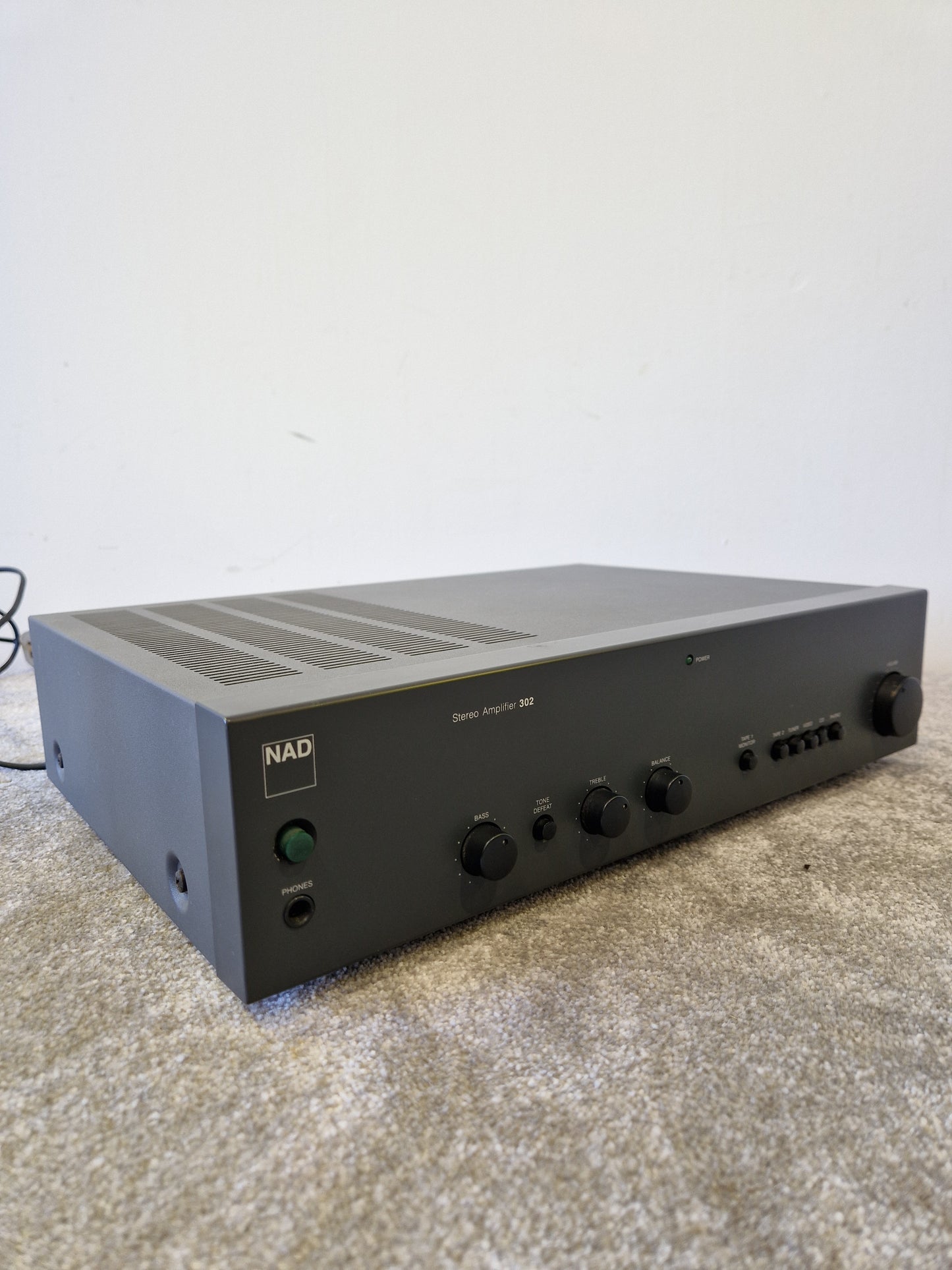 NAD 302 Stereo Integrated Amplifier – 25W Per Channel, Phono Stage, Tone Defeat – Very Good