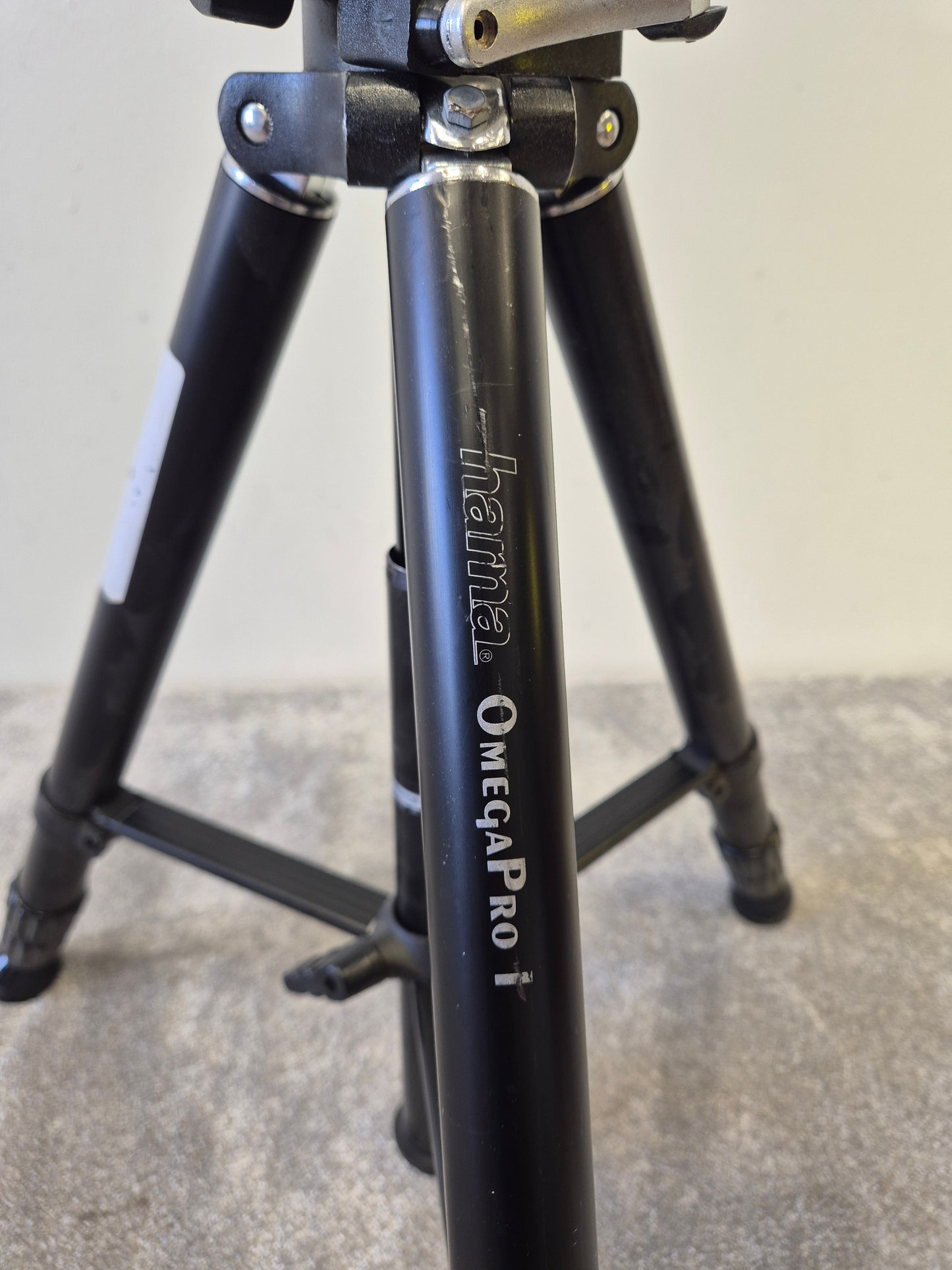 Hama OmegaPro Tripod Stand - Adjustable Height - Lightweight & Stable - Very Good