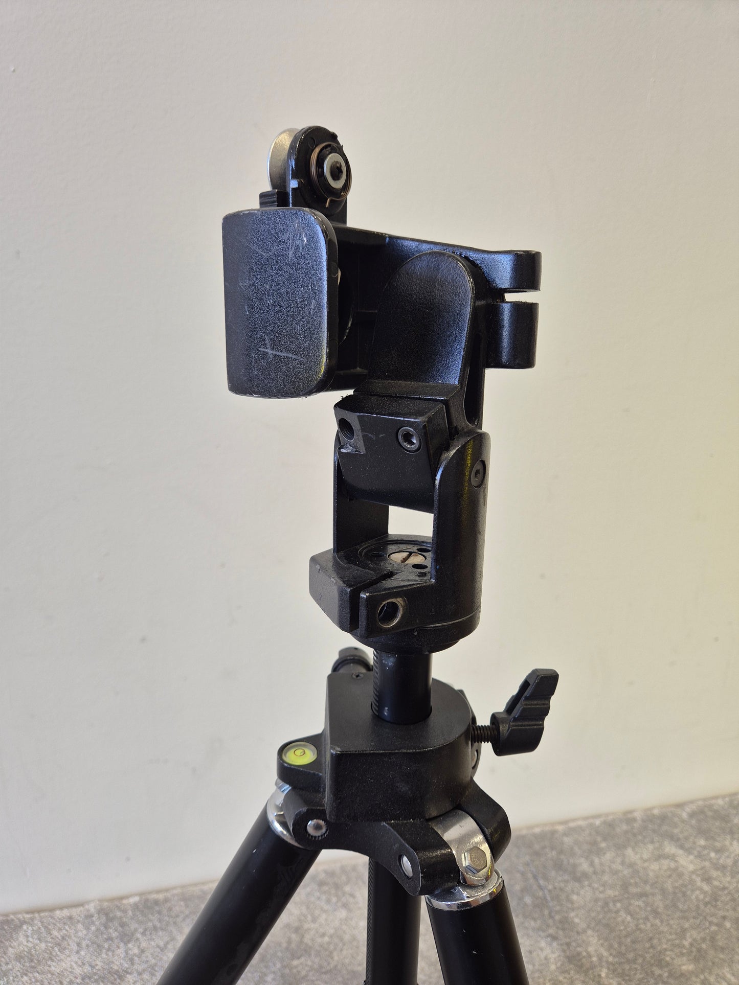 Hama OmegaPro Tripod Stand - Adjustable Height - Lightweight & Stable - Very Good