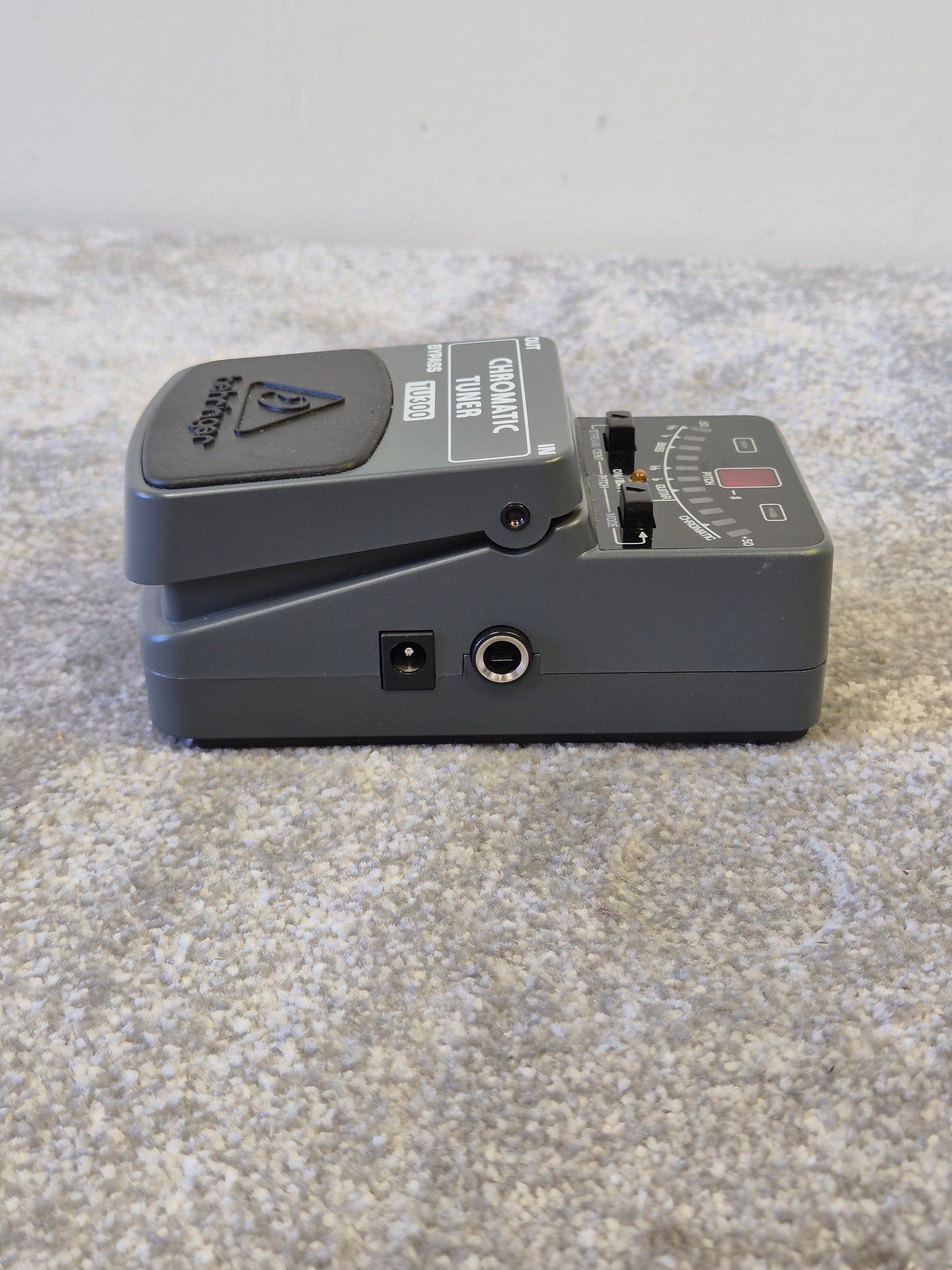 Behringer TU300 Chromatic Tuning Pedal - Excellent