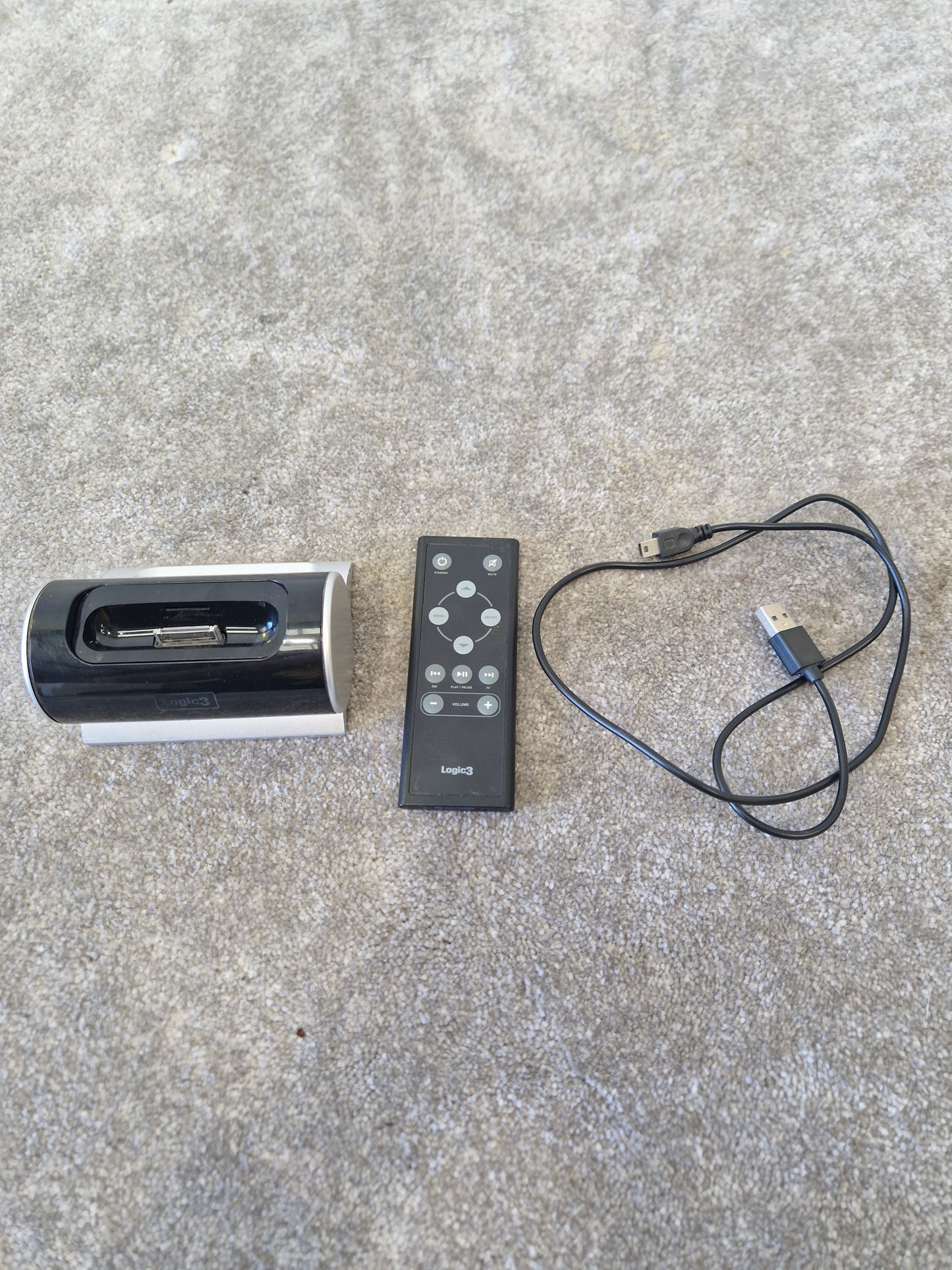 Logic3 Pro-Dock for iPod/iPhone – AV Out, USB Sync, Remote Control, Universal 30-Pin Docking Station - Very Good