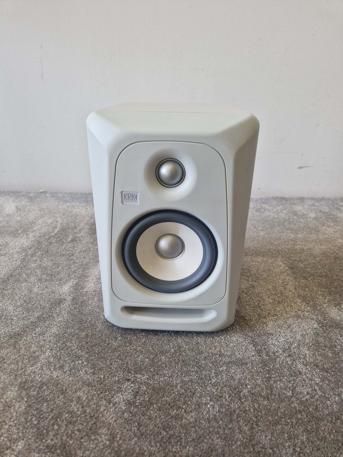 KRK Rokit 5 Powered Studio Monitor – 5" Woofer & Bi-Amp Design – Very Good