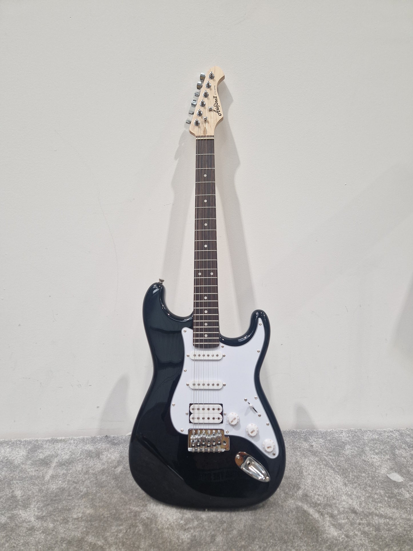 Aria Pro II STG-004 Electric Guitar – SSH Pickup Layout & Maple Neck – Mint