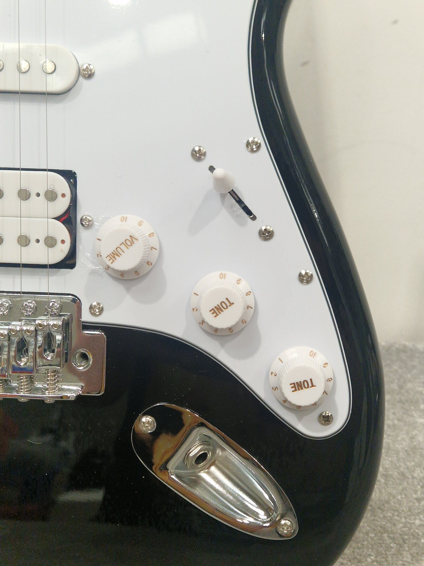 Aria Pro II STG-004 Electric Guitar – SSH Pickup Layout & Maple Neck – Mint