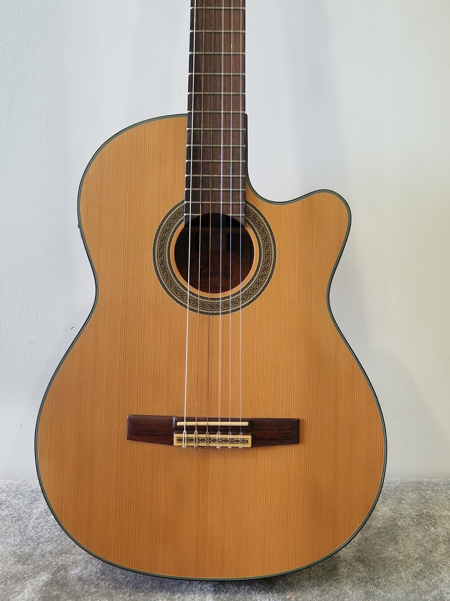 Crafter CE15/N Electro Classical – Solid Cedar Top & LR-T Pro Preamp – Excellent