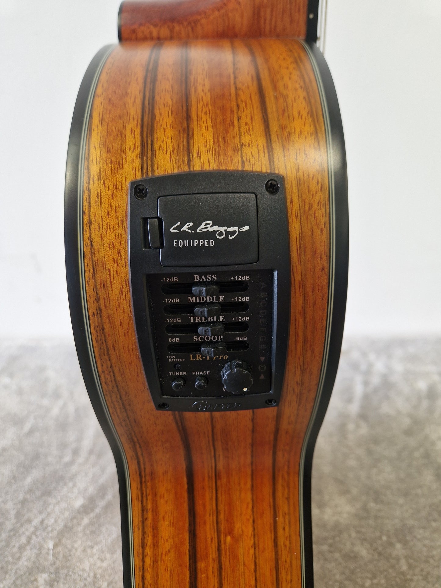 Crafter CE15/N Electro Classical – Solid Cedar Top & LR-T Pro Preamp – Excellent
