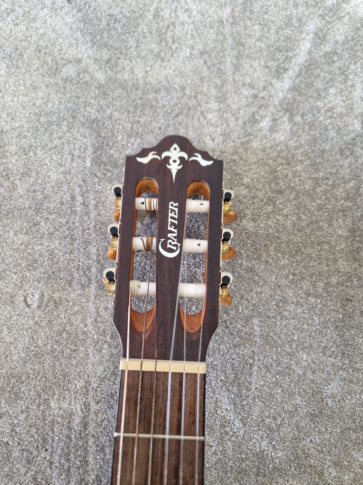 Crafter CE15/N Electro Classical – Solid Cedar Top & LR-T Pro Preamp – Excellent