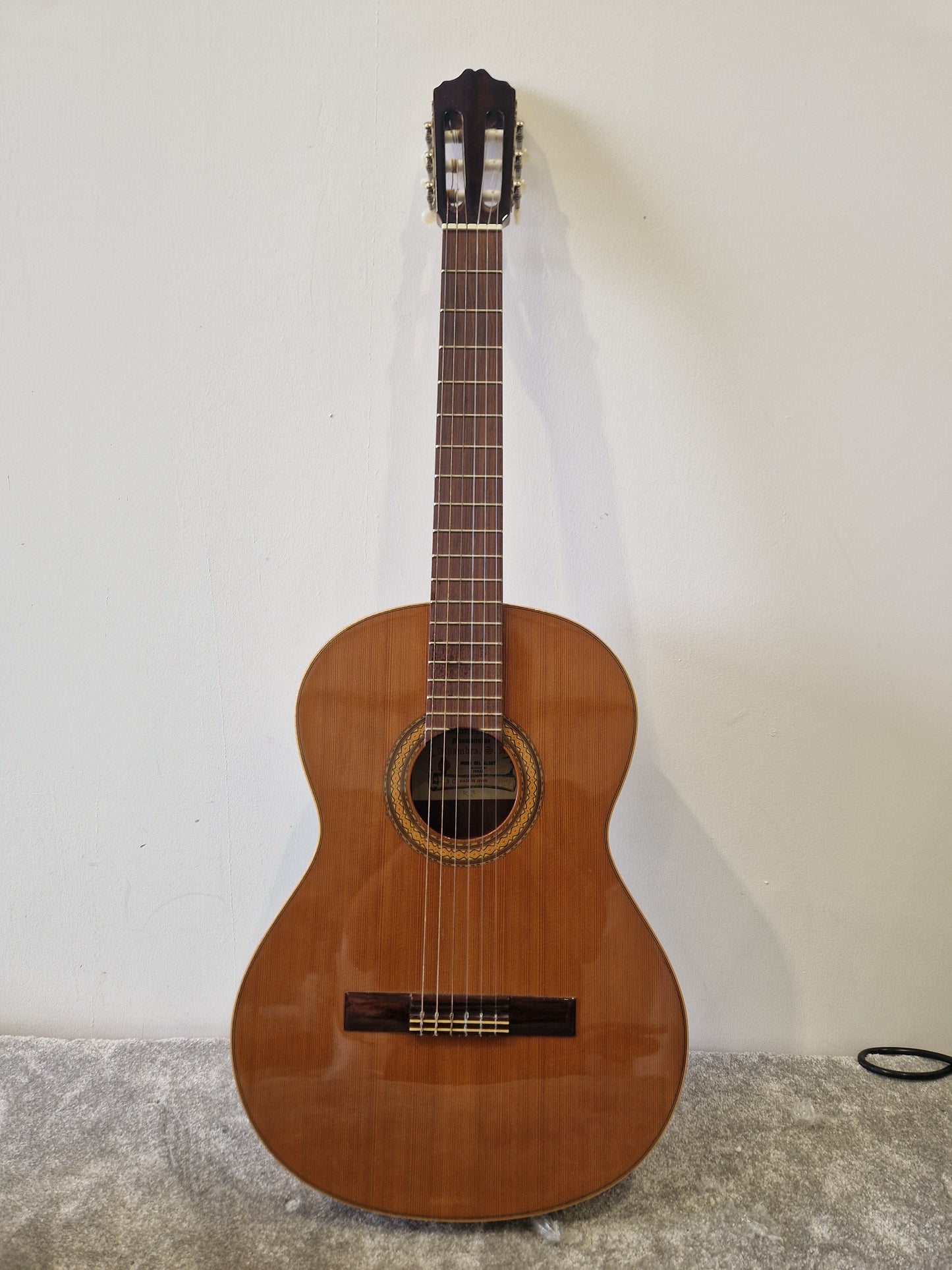 Alhambra 3C Classical Guitar – Solid Cedar Top & Mahogany Back – Excellent