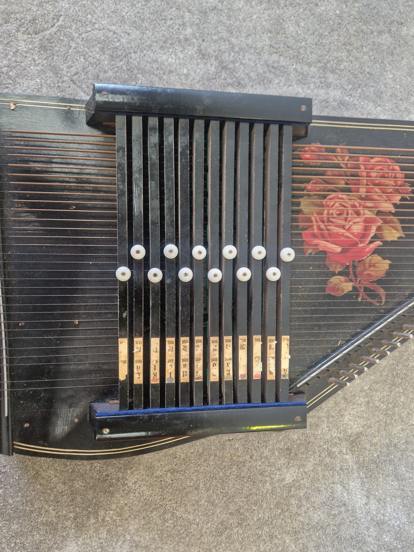 Vintage Rosetti 32-String Autoharp – Classic Build, Rich Resonance – Good