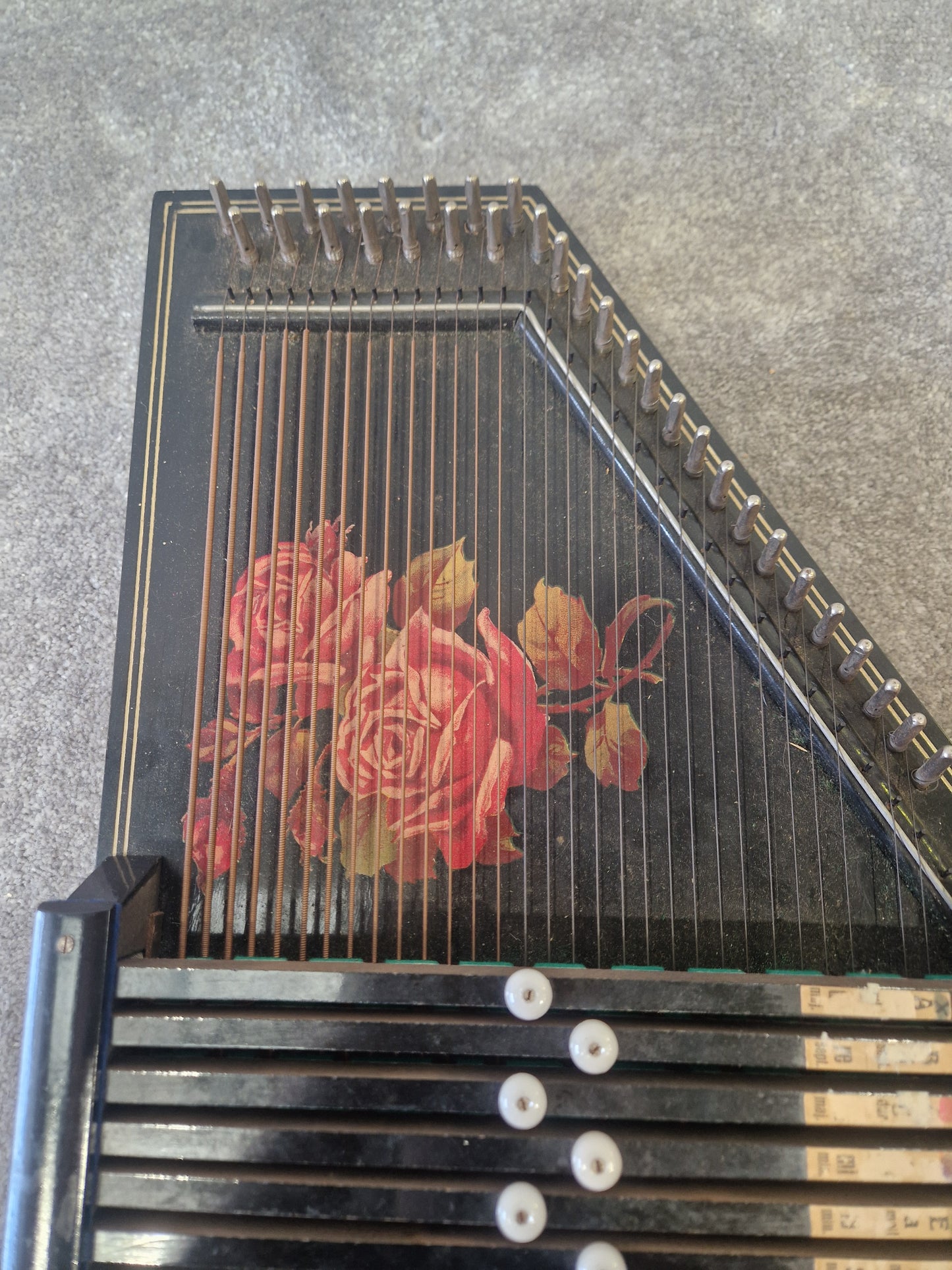 Vintage Rosetti 32-String Autoharp – Classic Build, Rich Resonance – Good