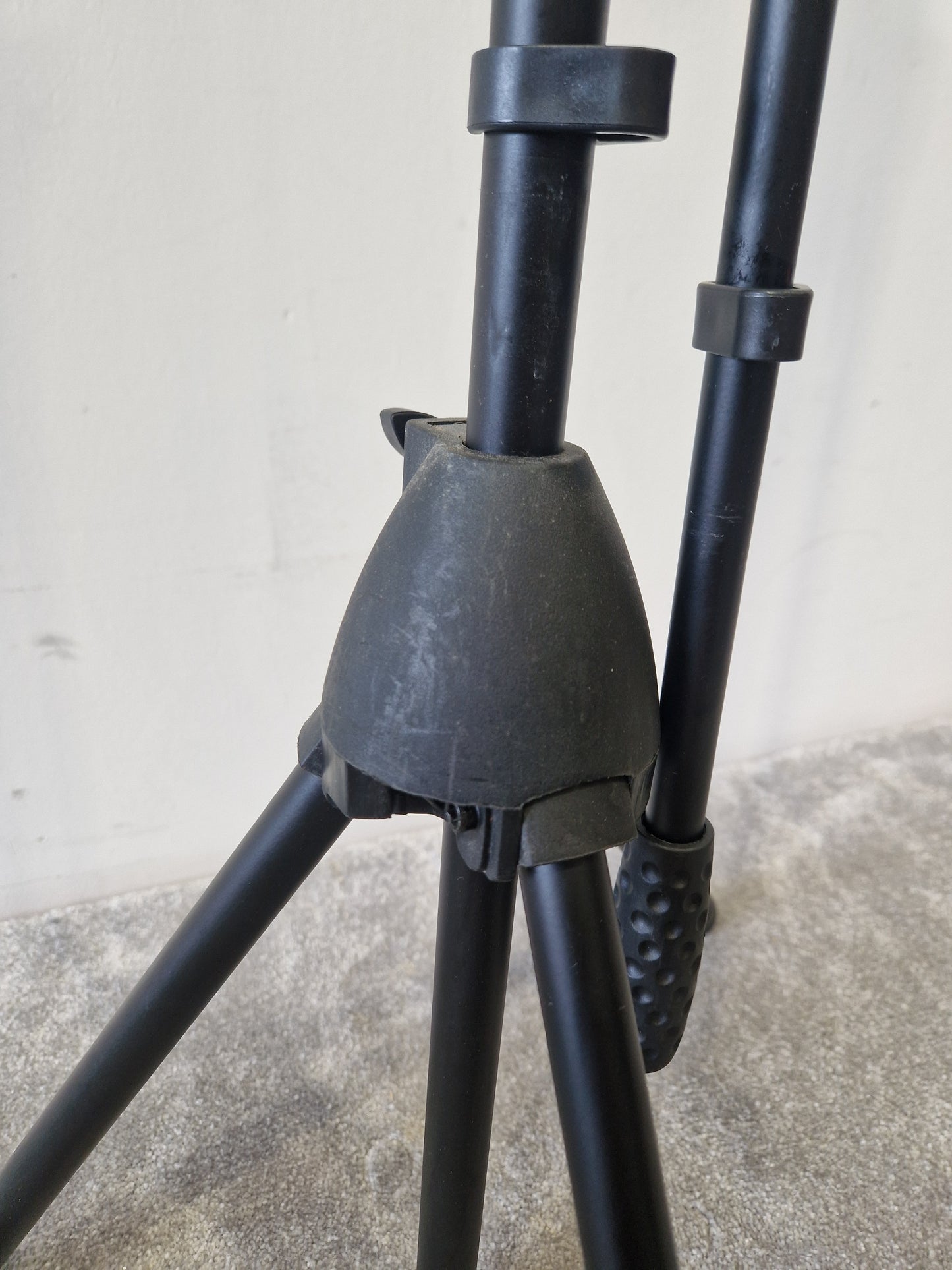 Chord Microphone Tripod Stand – Lightweight Frame – Very Good – w/ Pulse gig bag