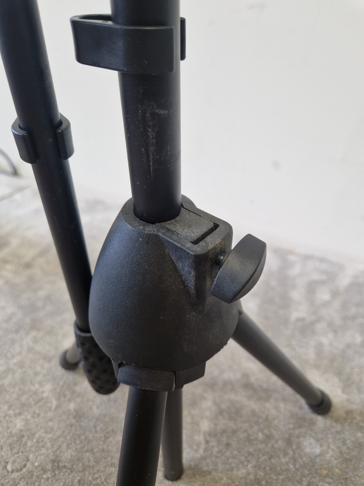 Chord Microphone Tripod Stand – Lightweight Frame – Very Good – w/ Pulse gig bag