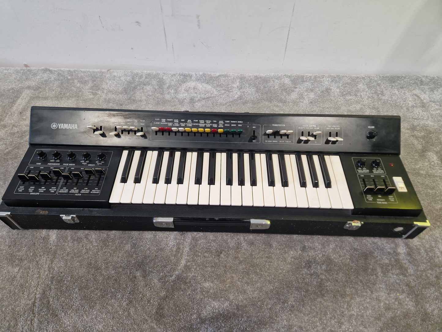 Yamaha SY-2 – Monophonic Analog Synth – Aftertouch Keyboard – Very Good Vintage w/ Case + Legs