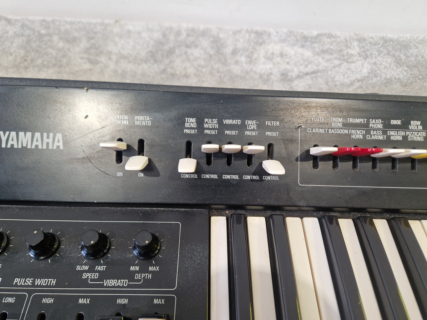 Yamaha SY-2 – Monophonic Analog Synth – Aftertouch Keyboard – Very Good Vintage w/ Case + Legs