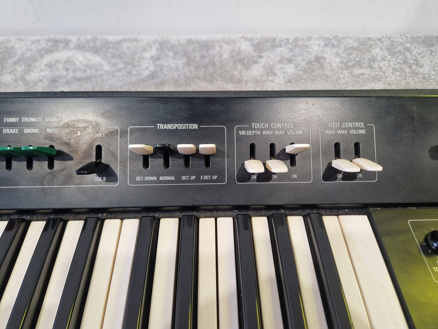 Yamaha SY-2 – Monophonic Analog Synth – Aftertouch Keyboard – Very Good Vintage w/ Case + Legs