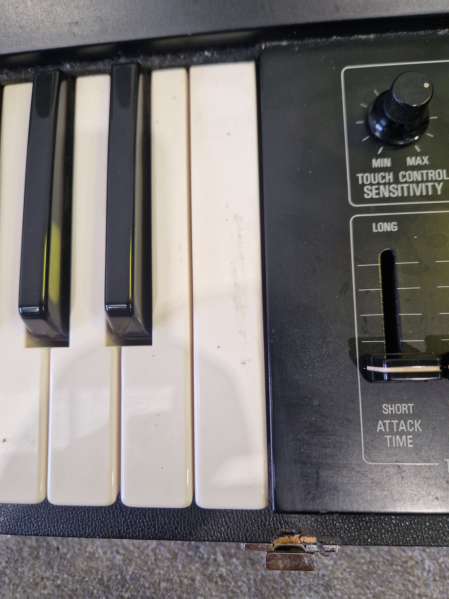 Yamaha SY-2 – Monophonic Analog Synth – Aftertouch Keyboard – Very Good Vintage w/ Case + Legs