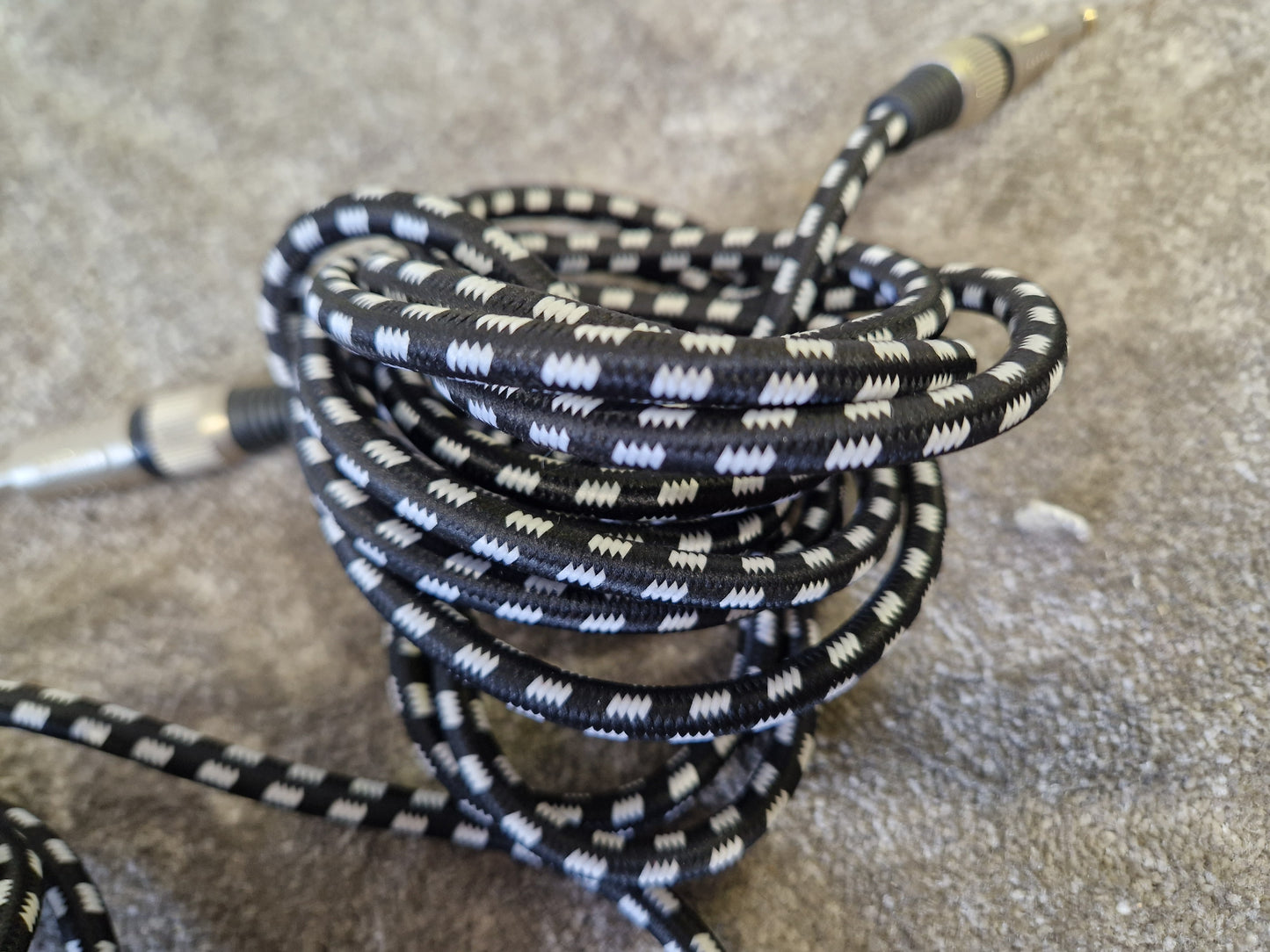 5M Black & White Patterned Guitar Cables Pair – Noise-Resistant Shielding – Excellent