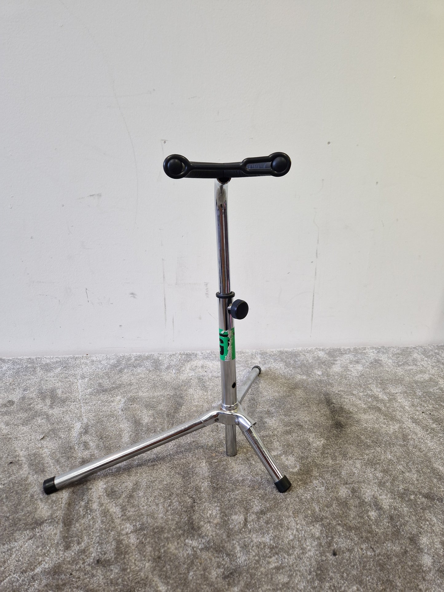 Universal Tripod instrument Stand for Banjos, Ukulele, Mandolin etc – Lightweight & Adjustable – Good