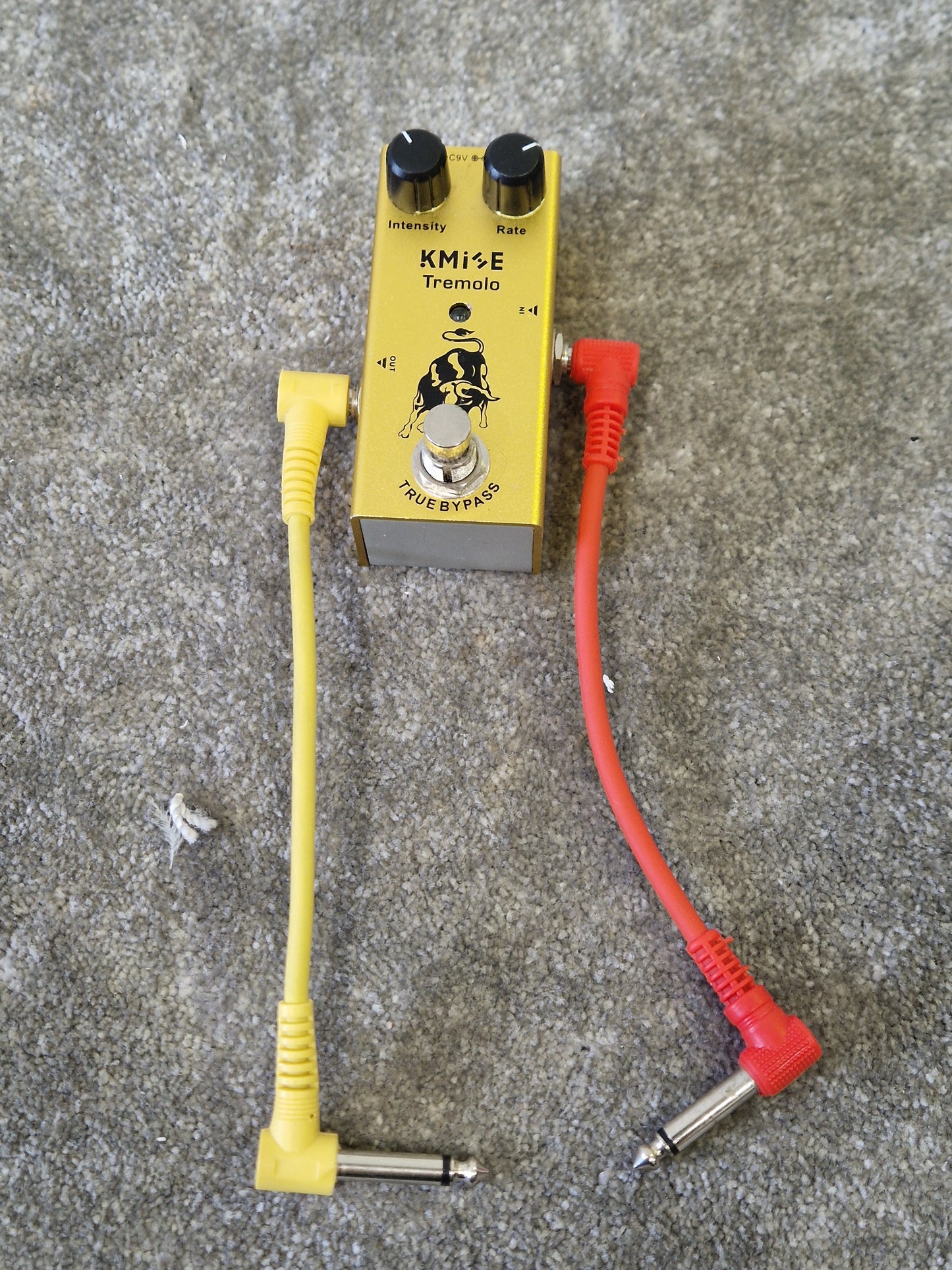 Kmise Tremolo Effects Pedal – True Bypass – Excellent w/ AUX Cables