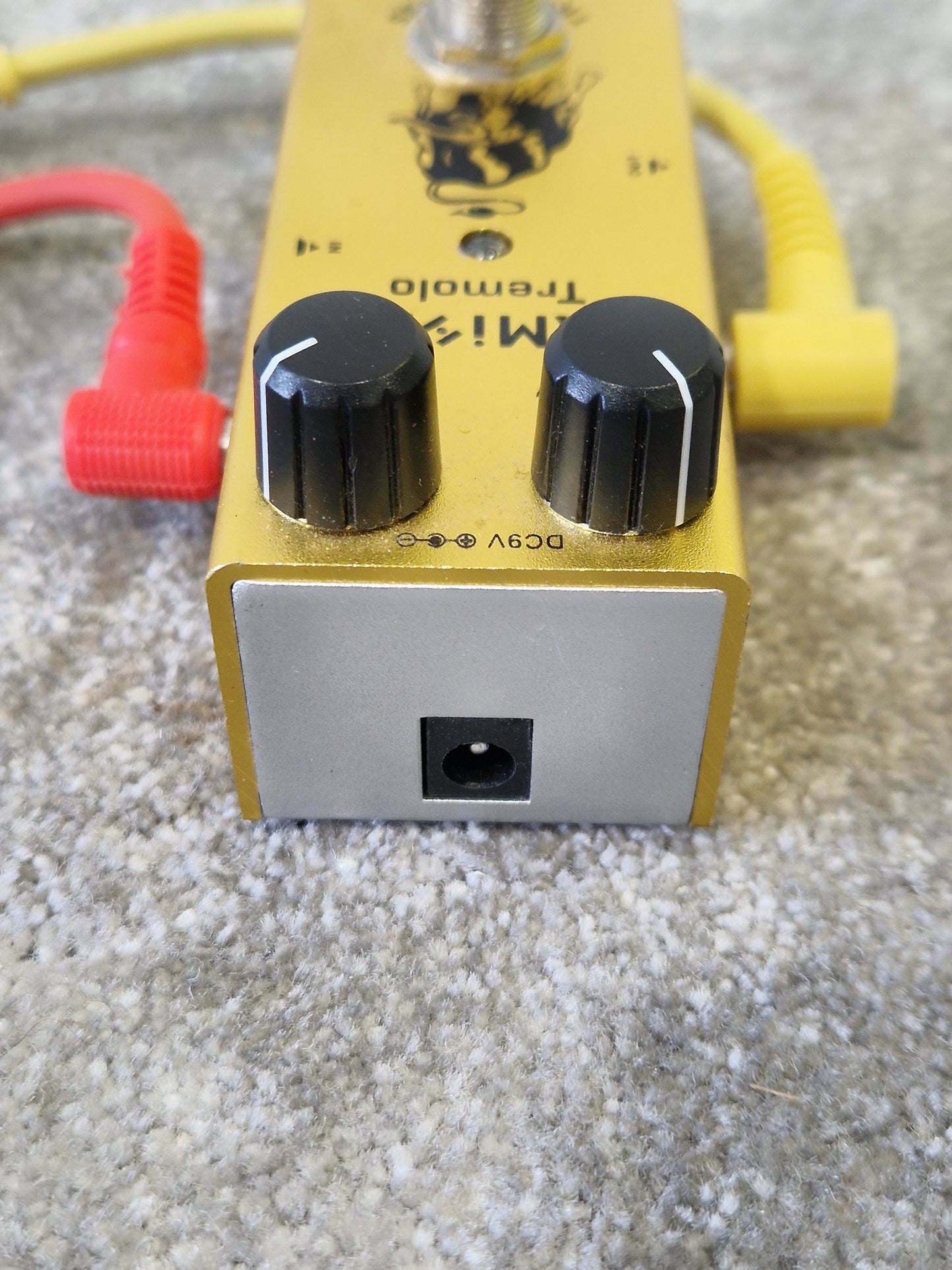 Kmise Tremolo Effects Pedal – True Bypass – Excellent w/ AUX Cables