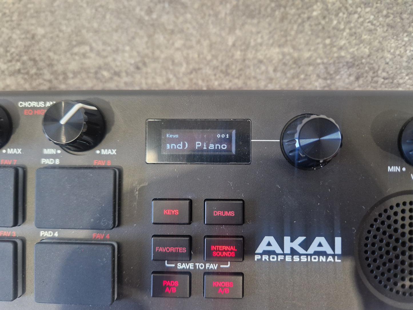 Akai MPK Mini Play – Compact MIDI Controller w/ Built-In Sounds – Excellent w/ Case