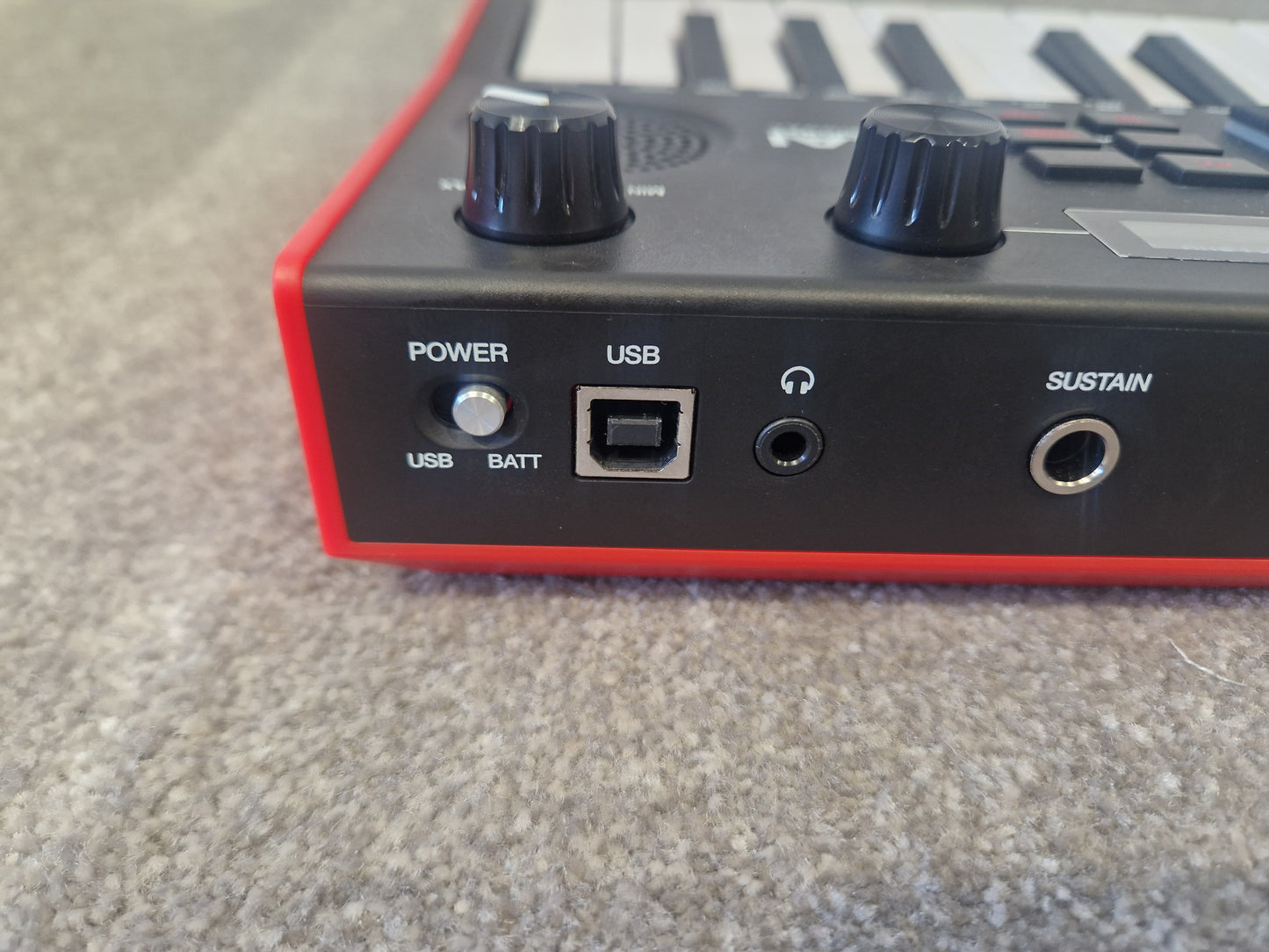 Akai MPK Mini Play – Compact MIDI Controller w/ Built-In Sounds – Excellent w/ Case