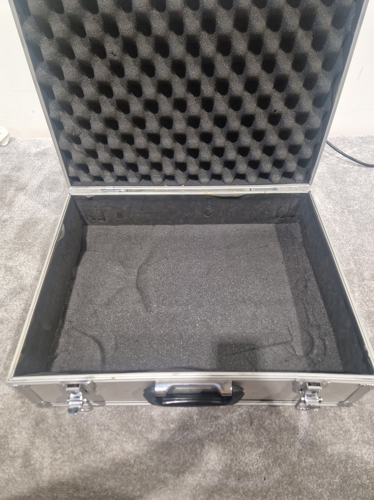 Unbranded Metal Flightcase – 48cm x 36cm x 10cm, Hard Shell Storage Case – Good