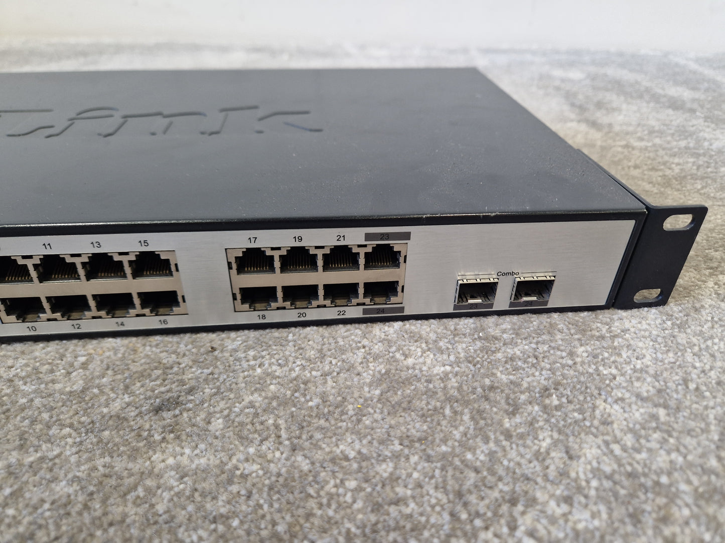 D-Link DGS-1224T – 24-Port Gigabit Smart Switch – Good