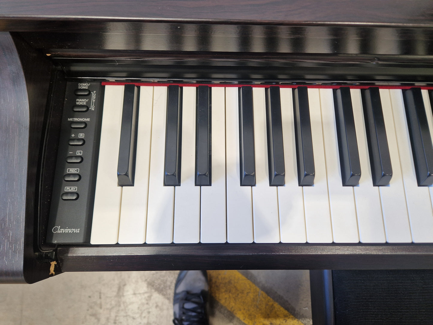 Yamaha Clavinova CLP-525 – Digital Piano – Very Good w/ Stagg Stool