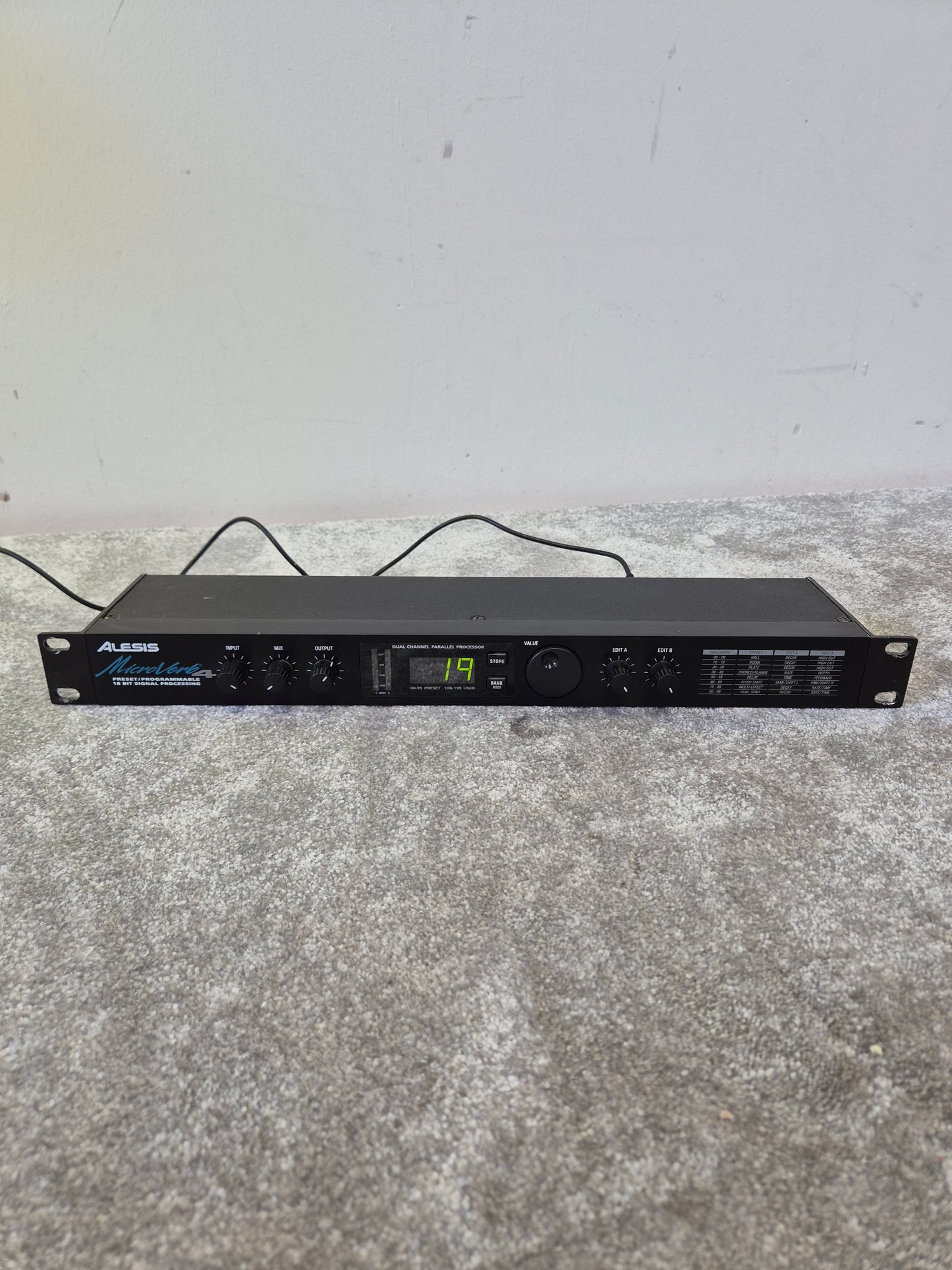 Alesis Microverb 4 - Digital Reverb Processor - Very Good w/ Original box