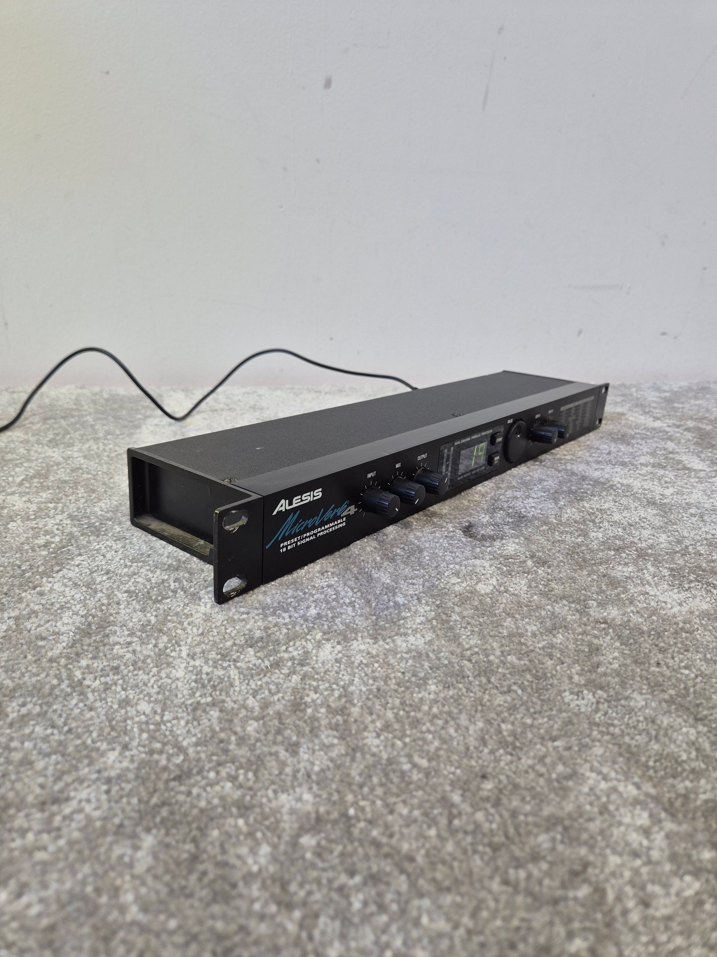 Alesis Microverb 4 - Digital Reverb Processor - Very Good w/ Original box