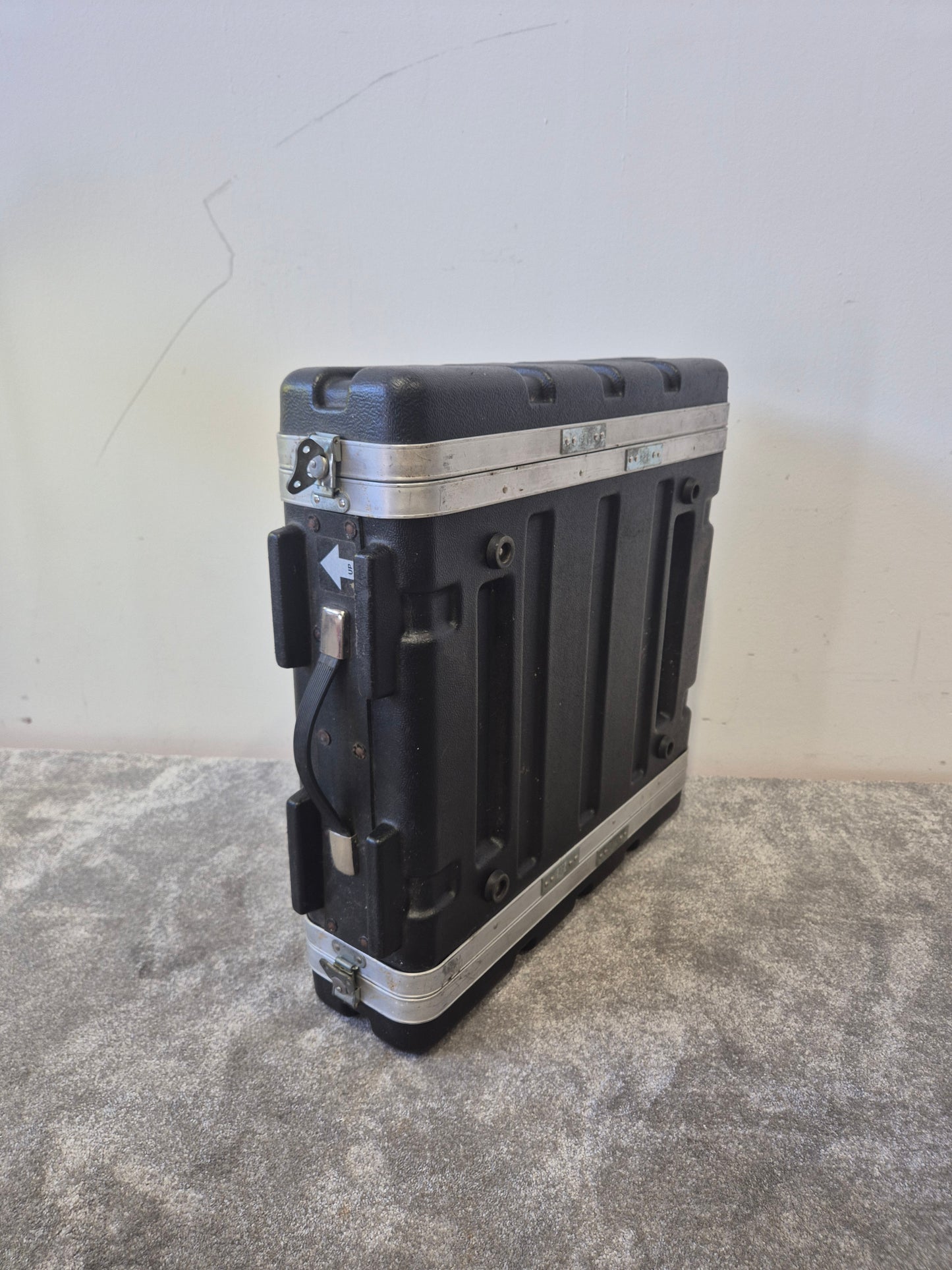 SKB 2u Plastic/Metal Rack Mount Flight Case - Very Good